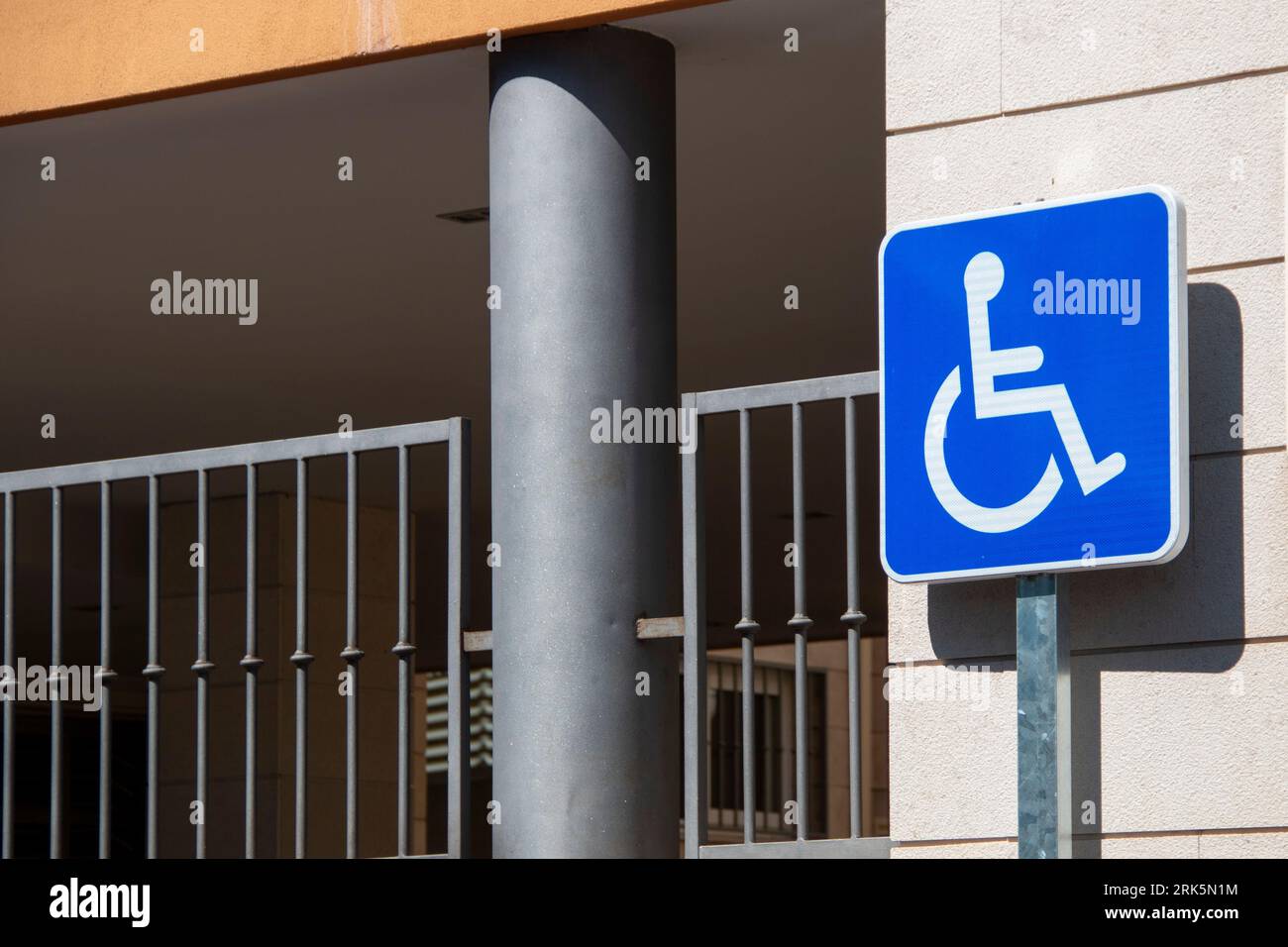 Signez pour les handicapés et réservez votre place de parking ainsi que la rampe d'accès aux bâtiments Banque D'Images