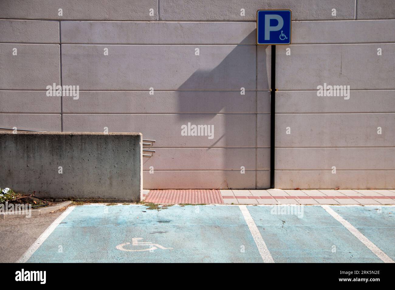 Signez pour les handicapés et réservez votre place de parking ainsi que la rampe d'accès aux bâtiments Banque D'Images