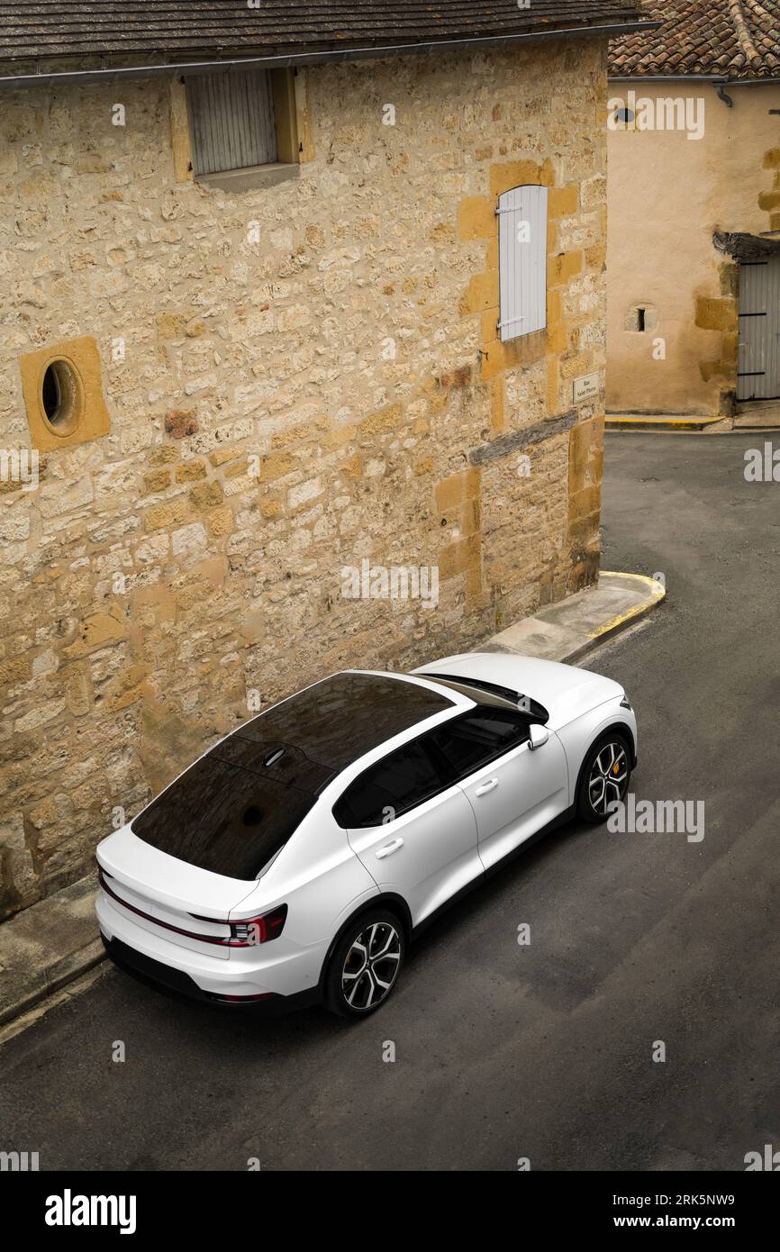 Un angle élevé d'un blanc neige Polestar 2 Launch Edition avec Performance Pack, garé à Monpazier Banque D'Images
