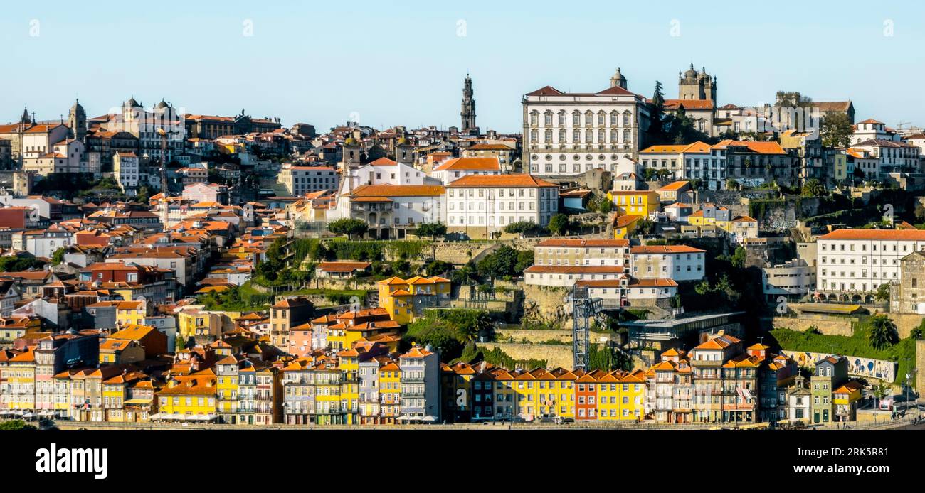 Bâtiments qui bordent le fleuve Douro à Porto, Portugal Banque D'Images