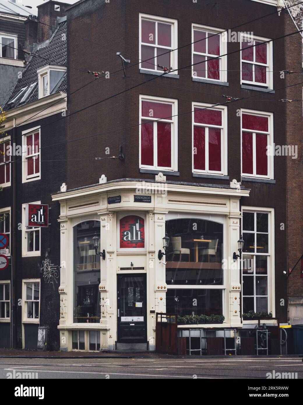 Amsterdam, pays-Bas - novembre 27 2022 : Ali, un restaurant turc au coin d'une rue à Amsterdam un jour d'automne. Banque D'Images