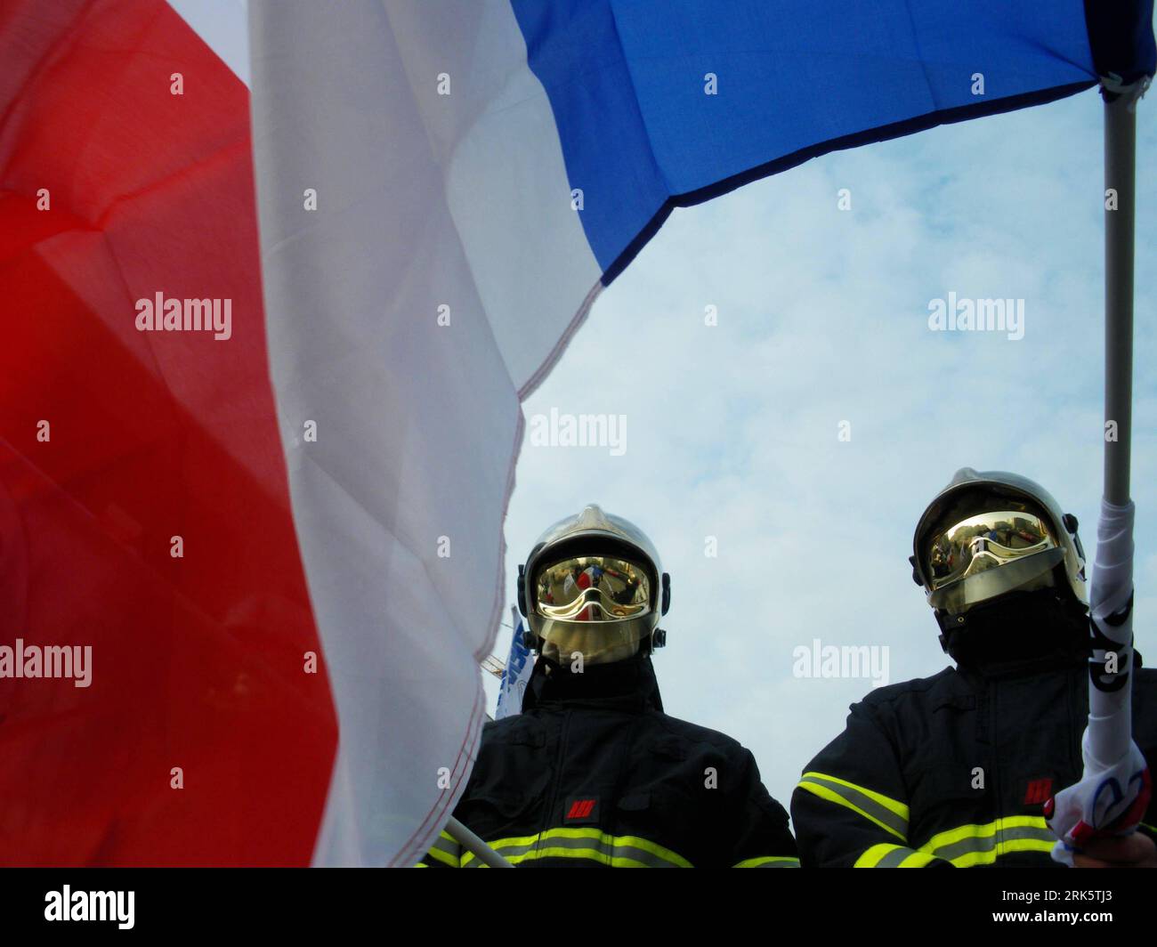 Bildnummer : 53756934 Datum : 27.01.2010 Copyright : imago/Xinhua (100127) -- BRUXELLES, 27 janvier 2010 (Xinhua) -- les pompiers français brandissent le drapeau français lors d'une manifestation devant le siège de la Commission européenne à Bruxelles, Belgique, le 27 janvier 2010. Plusieurs centaines de pompiers français ont protesté mercredi contre le gouvernement français pour avoir refusé de payer la facture pour une partie de leurs heures de travail. (Xinhua/Wang Xiaojun) (zl) (3)BELGIQUE-COMMISSION EUROPÉENNE-POMPIERS FRANÇAIS-PROTESTATION PUBLICATIONxNOTxINxCHN Feuerwehr Feuerwehrmänner proteste premiumd kbdig xsk 2010 quer o0 Fahne, Nation Banque D'Images