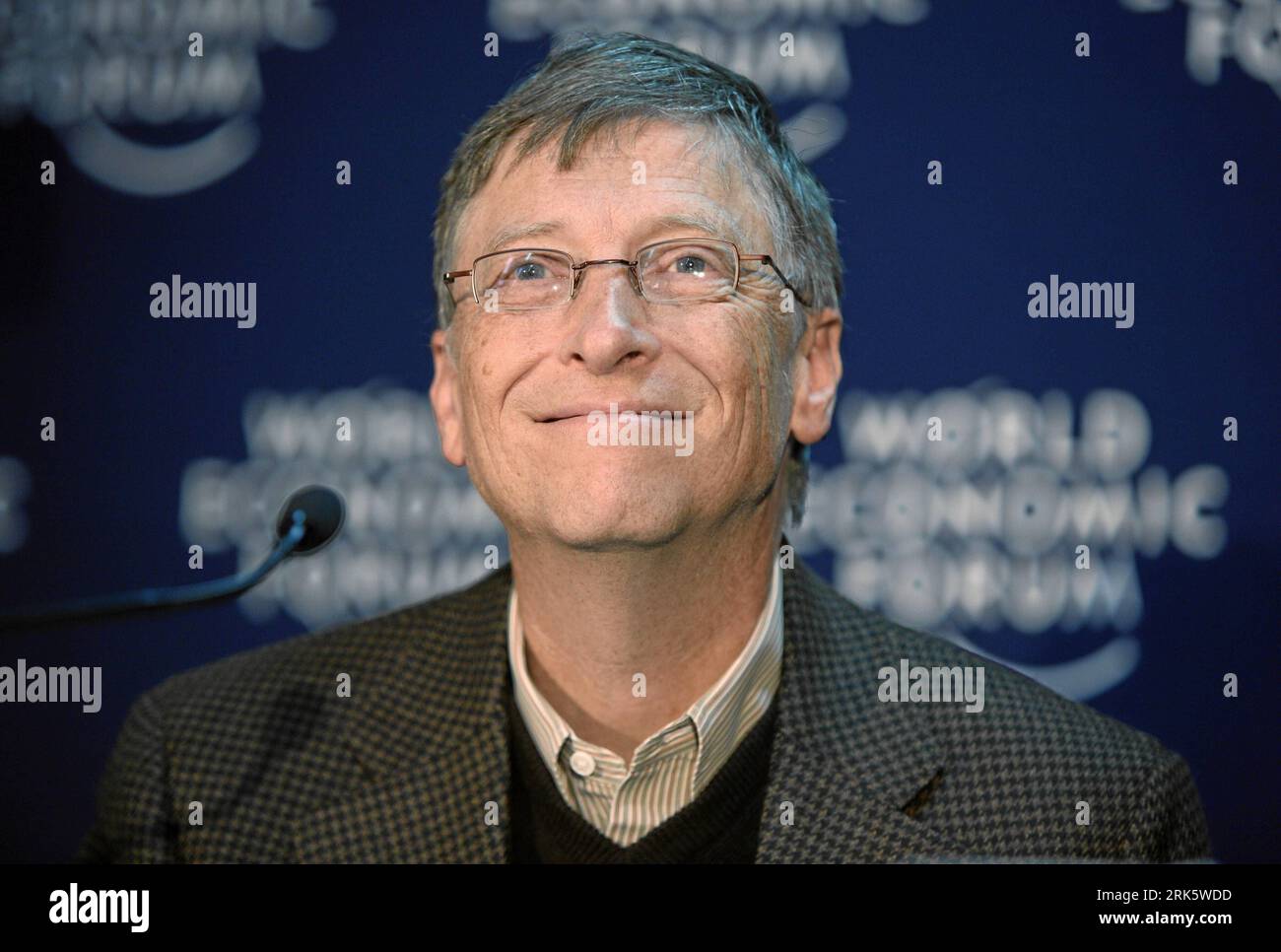 Bildnummer : 53762279 Datum : 29.01.2010 Copyright : imago/Xinhua (100129) -- DAVOS, 29 janvier 2010 (Xinhua) -- Bill Gates, fondateur de Microsoft, assiste à la session des jeunes leaders mondiaux à l'école alpine suisse lors de la réunion annuelle 2010 du Forum économique mondial à Davos, en Suisse, le 29 janvier 2010. (Xinhua/World Economic Forum/Sebastian Derungs)(usage éditorial uniquement, pas d'usage commercial, pas d'archive, pas à vendre) (jl) (3)SWISS-DAVOS-WEF ANNUAL MEETING PUBLICATIONxNOTxINxCHN People Wirtschaft Kbdig xdp 2010 quer premiumd o0 Porträt Bildnummer 53762279 Date 29 01 2010 Copyright Imago XINH Banque D'Images