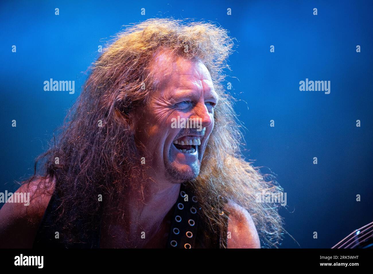 Trondheim, Norvège. 11th, août 2023. Le groupe de heavy Metal britannique Saxon donne un concert au Sverresborg Folkemuseum à Trondheim. Ici, le bassiste Nibbs carter est vu en direct sur scène. (Crédit photo : Gonzales photo - Tor Atle Kleven). Banque D'Images
