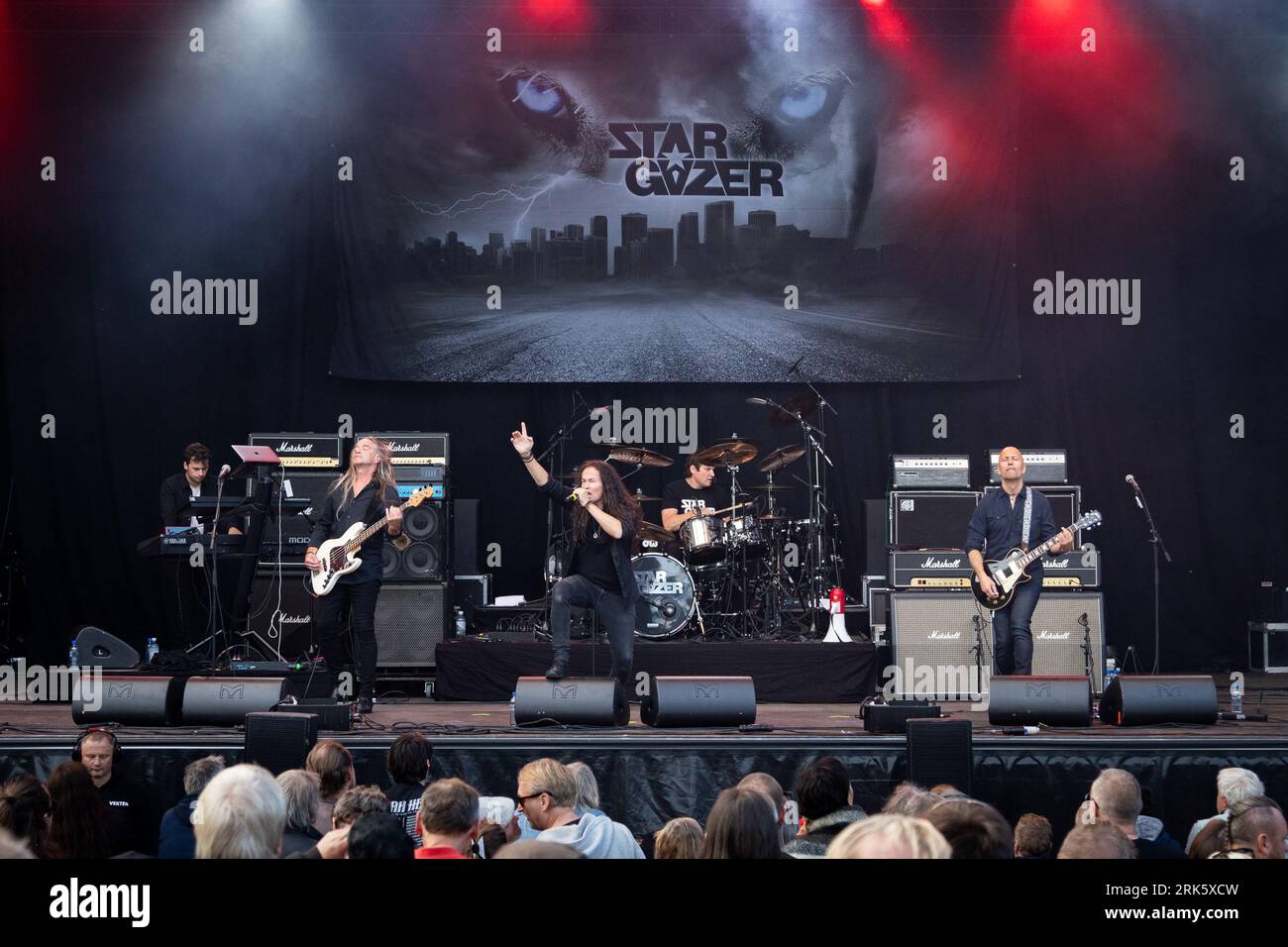 Trondheim, Norvège. 11th, août 2023. Le groupe de hard rock norvégien Stargazer donne un concert au Sverresborg Folkemuseum à Trondheim. Ici, le chanteur Tore Andres Helgemo est vu en direct sur scène avec les autres membres du groupe. (Crédit photo : Gonzales photo - Tor Atle Kleven). Banque D'Images