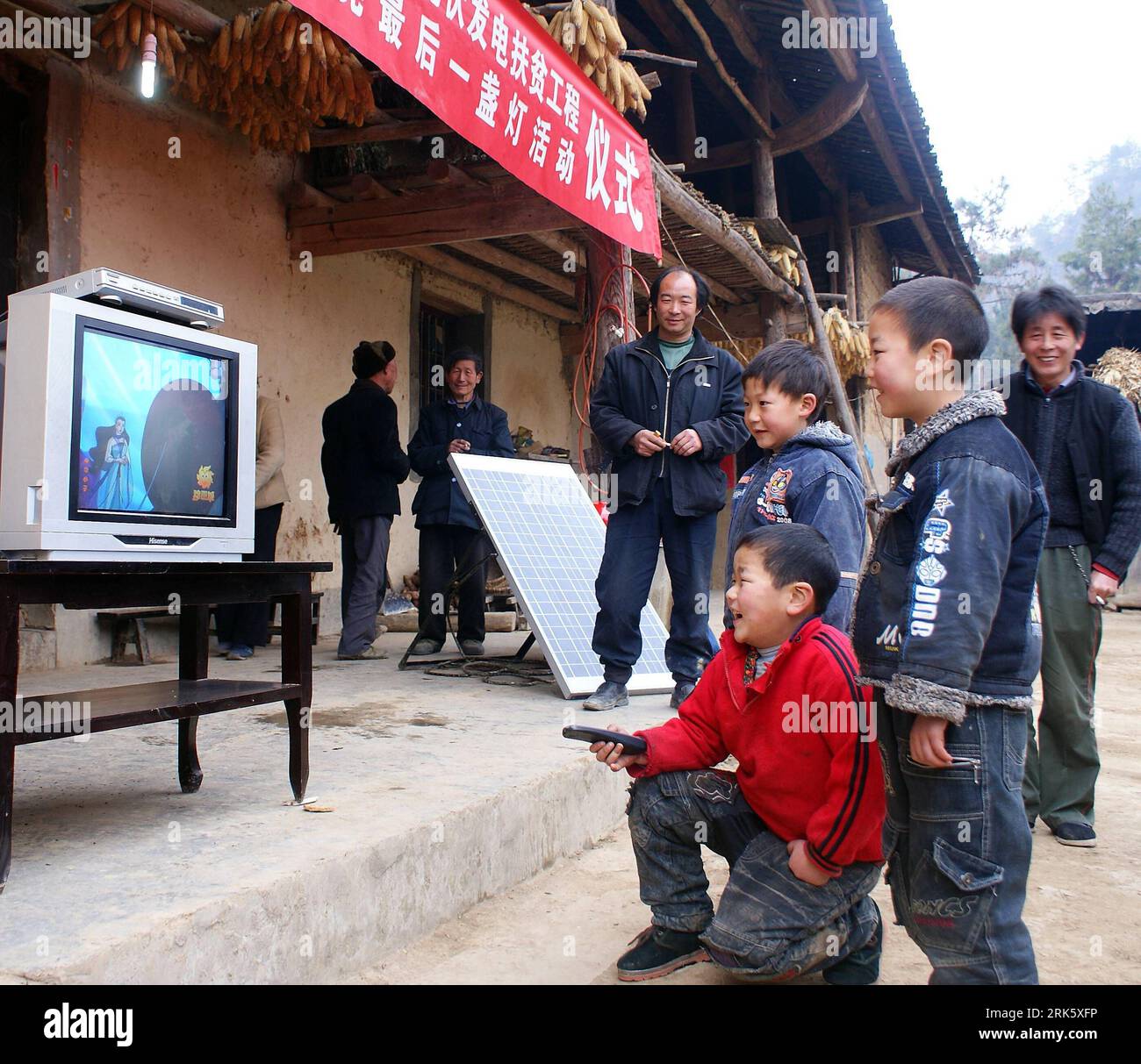 Bildnummer : 53763883 Datum : 29.01.2010 Copyright : imago/Xinhua (100130) -- HANZHONG(SHANNXI), 30 janvier 2010 (Xinhua) -- les enfants du village regardent les programmes télévisés peu après l'installation de l'équipement de production d'énergie solaire dans le village de Guazishan du comté de Ningqiang à Hanzhong, province de Shannxi, au nord-ouest de la Chine, le 29 janvier 2010. Quelque 5 861 ensembles de matériel de production d'énergie solaire ont été installés au podunk non électrique de Hanzhong par la compagnie d'électricité provinciale dans le cadre d'un projet de lutte contre la pauvreté mis en œuvre depuis août de l'année dernière. (Xinhua/Li Dehua) (wyx) CN) PUBLICATIONxNOTxINxCHN Wirtschaft verso Banque D'Images