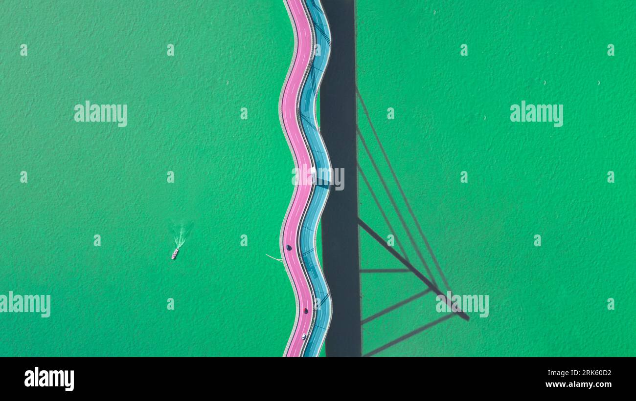 Photo minimale de drone d'un pont à l'aspect funky. Banque D'Images