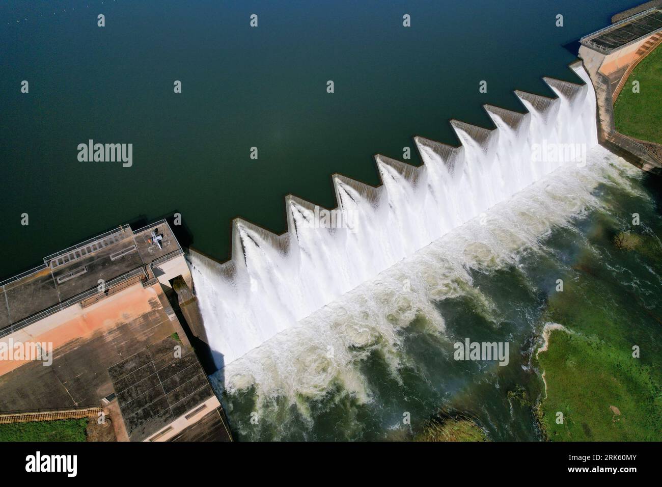 Vue panoramique de l'eau qui coule sur le mur du barrage de Midmar dans le KwaZulu Natal - Afrique du Sud Banque D'Images