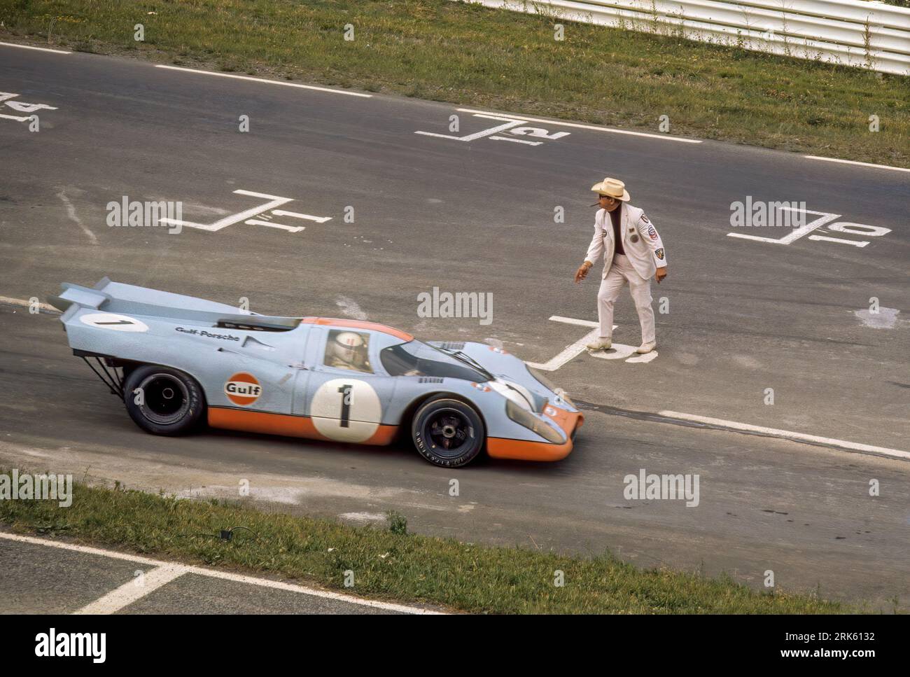 1970 Watkins Glen CAN Am ; JO Siffert ; Porsche 917k ; départ 12e ; arrivée 2e, Starter Tex Hopkins en costume lavande Banque D'Images