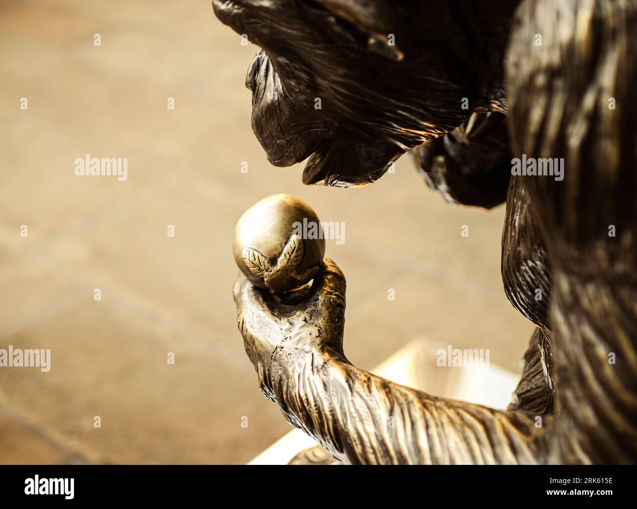 Statue en bronze d'un singe mangeant une pomme. Londres, Angleterre, Royaume-Uni. Banque D'Images