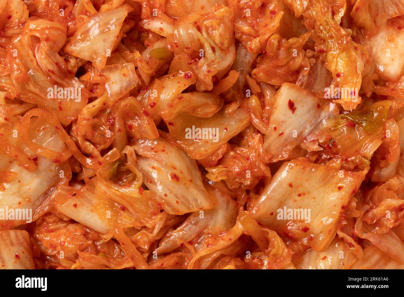 Kimchi fermenté coréen traditionnel plein cadre gros plan comme arrière-plan Banque D'Images