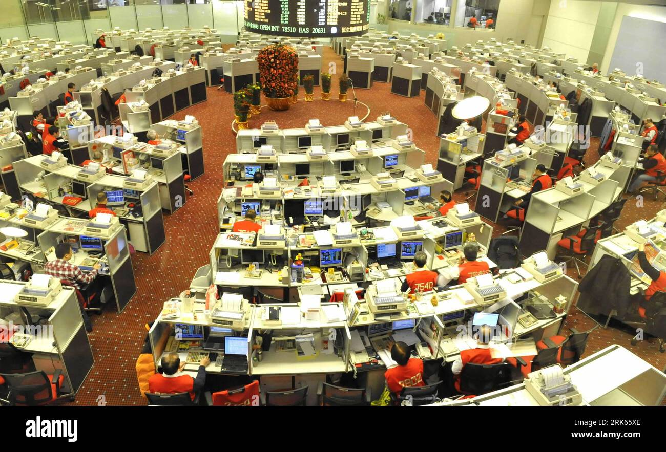 Bildnummer : 53800284 Datum : 17.02.2010 Copyright : imago/Xinhua (100217) -- HONG KONG, 17 février 2010 (Xinhua) -- les commerçants travaillent sur le sol à la bourse de Hong Kong, Chine, 17 février 2010. Les actions de Hong Kong ont gagné 389,17 points, soit 1,92 pour cent, pour ouvrir à 20 657,86 mercredi. (Xinhua/Huang Xiaoyong) (dyw) (3)CHINA-HONG KONG-STOCKS (CN) PUBLICATIONxNOTxINxCHN Wirtschaft kbdig xkg 2010 quer o00 Börse Bildnummer 53800284 Date 17 02 2010 Copyright Imago XINHUA 100217 Hong Kong fév 17 2010 XINHUA Traders travaillent SUR le sol À la Bourse de Hong Kong Chine fév 17 2010 Hong Kon Banque D'Images