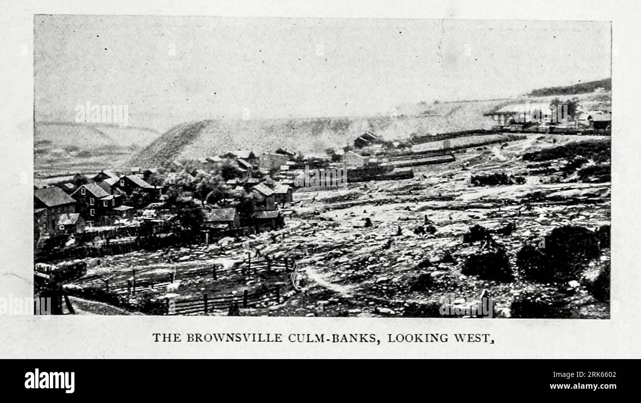 Brownsville, Pennsylvania Culm Bank de l'article octobre 1896 déchets de charbon (également décrit comme déchets de charbon, roches, scories, résidus de charbon, déchets, banc rocheux, chaume, os ou paraison) est le matériau restant de l'extraction du charbon, généralement sous forme de tas de résidus ou de déblais. Pour chaque tonne de houille produite par l'exploitation minière, il reste 400 kilogrammes de déchets, dont une partie du charbon perdu. Les tas de déchets de charbon peuvent avoir des conséquences environnementales négatives importantes, notamment le lessivage des résidus de fer, de manganèse et d'aluminium dans les cours d'eau et le drainage minier acide. Le ruissellement peut créer bot Banque D'Images