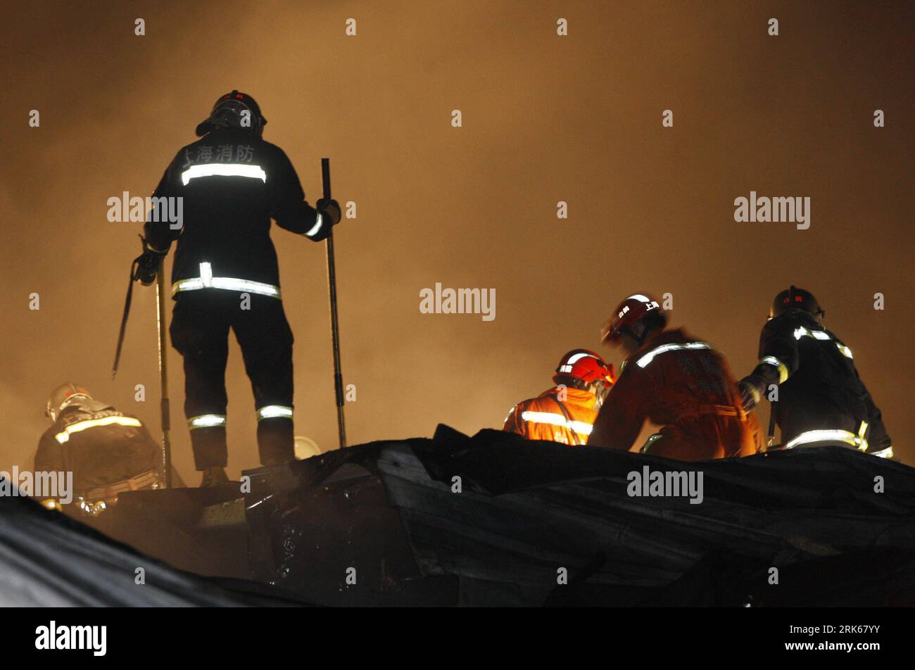 Bildnummer : 53810035 Datum : 21.02.2010 Copyright : imago/Xinhua (100221) -- SHANGHAI, 21 février 2010 (Xinhua) -- des pompiers travaillent dans un centre de recyclage à Shanghai, municipalité de l'est de la Chine, 21 février 2010. Six personnes sont mortes et huit autres ont été blessées dans un incendie au centre de recyclage de Shanghai dimanche. (Xinhua/PEI Xin) (zcq) (1)CHINA-SHANGHAI-ACCIDENT (CN) PUBLICATIONxNOTxINxCHN Feuer Brand Grossbrand Shanghai kbdig xcb 2010 quer o0 Nacht Feuerwehr Bildnummer 53810035 Date 21 02 2010 Copyright Imago XINHUA Shanghai février 21 2010 les pompiers XINHUA travaillent DANS un centre de recyclage DANS la municipalité de Shanghai Banque D'Images