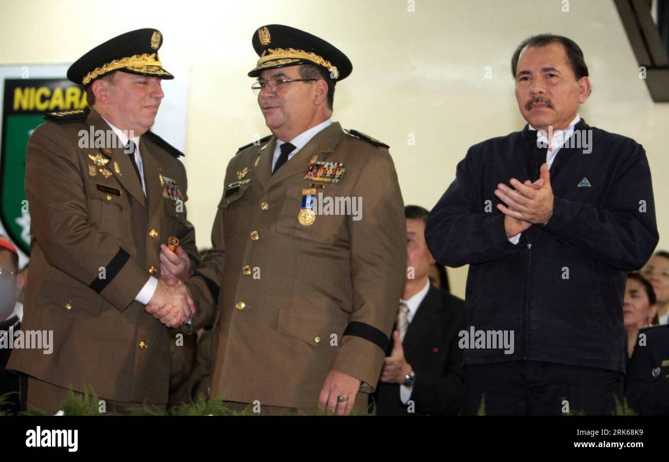 Bildnummer : 53811634 Datum : 21.02.2010 Copyright : imago/Xinhua (100223) -- MANAGUA, 23 février 2010 (Xinhua) -- (avant, G-D) le nouveau chef de l'armée nicaraguayenne Julio Cesar Avilez, le chef sortant de l'armée nicaraguayenne, le général Omar Halleslevens et le président nicaraguayen Daniel Ortega assistent à une cérémonie à Managua, le 21 2010 février. (Xinhua/Jairo Cajina) (lyi) (4)NIGARAGUA-MANAGUA-ARMY-CHIEF PUBLICATIONxNOTxINxCHN People Politik kbdig xcb 2010 quer o0 Militär, Befehlshaber, Armee Bildnummer 53811634 Date 21 02 2010 Copyright Imago XINHUA Managua Feb 23 2010 XINHUA Front l Banque D'Images