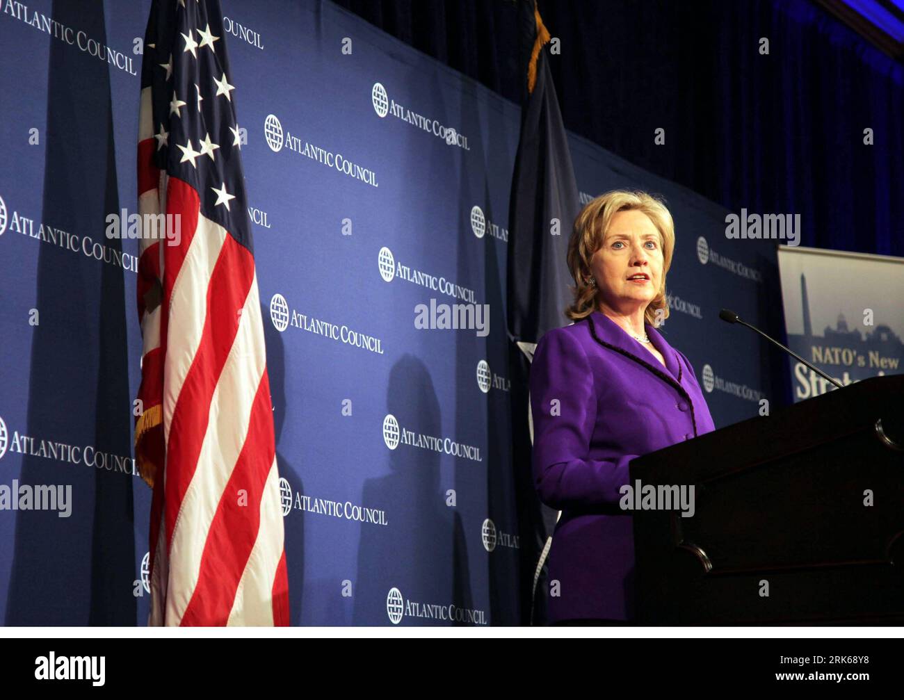 Bildnummer : 53812906 Datum : 22.02.2010 Copyright : imago/Xinhua (100223) -- WASHINGTON, FÉVRIER. 23, 2010 (Xinhua) -- la secrétaire d'État américaine Hillary Rodham Clinton s'adresse au séminaire sur le concept stratégique de l'OTAN à Washington, aux États-Unis, le 22 février 2010. Hillary Rodham Clinton a rejeté lundi l appel de la Russie à un nouveau traité de sécurité européenne, affirmant qu une coopération plus étroite entre la Russie et l OTAN renforcerait la sécurité de l Europe. (Xinhua/Wang Fengfeng) (lyx) (1)États-Unis-HILLARY-RUSSIE-TRAITÉ DE SÉCURITÉ EUROPÉEN-REJET PUBLICATIONxNOTxINxCHN People Politik kbdig xcb 2010 quer premiumd Bildn Banque D'Images Bildnummer : 53812906 Datum : 22.02.2010 Copyright : imago/Xinhua (100223) -- WASHINGTON, FÉVRIER. 23, 2010 (Xinhua) -- la secrétaire d'État américaine Hillary Rodham Clinton s'adresse au séminaire sur le concept stratégique de l'OTAN à Washington, aux États-Unis, le 22 février 2010. Hillary Rodham Clinton a rejeté lundi l appel de la Russie à un nouveau traité de sécurité européenne, affirmant qu une coopération plus étroite entre la Russie et l OTAN renforcerait la sécurité de l Europe. (Xinhua/Wang Fengfeng) (lyx) (1)États-Unis-HILLARY-RUSSIE-TRAITÉ DE SÉCURITÉ EUROPÉEN-REJET PUBLICATIONxNOTxINxCHN People Politik kbdig xcb 2010 quer premiumd Bildn Banque D'Images