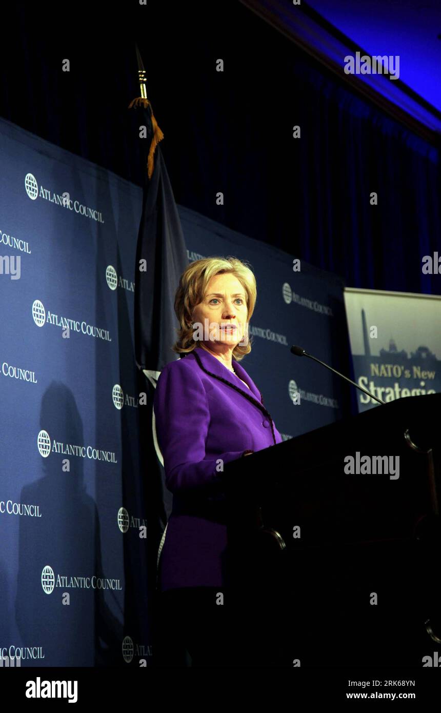 Bildnummer : 53812900 Datum : 22.02.2010 Copyright : imago/Xinhua (100223) -- WASHINGTON, FÉVRIER. 23, 2010 (Xinhua) -- la secrétaire d'État américaine Hillary Rodham Clinton s'adresse au séminaire sur le concept stratégique de l'OTAN à Washington, aux États-Unis, le 22 février 2010. Hillary Rodham Clinton a rejeté lundi l appel de la Russie à un nouveau traité de sécurité européenne, affirmant qu une coopération plus étroite entre la Russie et l OTAN renforcerait la sécurité de l Europe. (Xinhua/Wang Fengfeng) (lyx) (2)États-Unis-HILLARY-RUSSIE-TRAITÉ DE SÉCURITÉ EUROPÉEN-REJET PUBLICATIONxNOTxINxCHN People Politik kbdig xcb 2010 hoch Bildnummer 538 Banque D'Images Bildnummer : 53812900 Datum : 22.02.2010 Copyright : imago/Xinhua (100223) -- WASHINGTON, FÉVRIER. 23, 2010 (Xinhua) -- la secrétaire d'État américaine Hillary Rodham Clinton s'adresse au séminaire sur le concept stratégique de l'OTAN à Washington, aux États-Unis, le 22 février 2010. Hillary Rodham Clinton a rejeté lundi l appel de la Russie à un nouveau traité de sécurité européenne, affirmant qu une coopération plus étroite entre la Russie et l OTAN renforcerait la sécurité de l Europe. (Xinhua/Wang Fengfeng) (lyx) (2)États-Unis-HILLARY-RUSSIE-TRAITÉ DE SÉCURITÉ EUROPÉEN-REJET PUBLICATIONxNOTxINxCHN People Politik kbdig xcb 2010 hoch Bildnummer 538 Banque D'Images