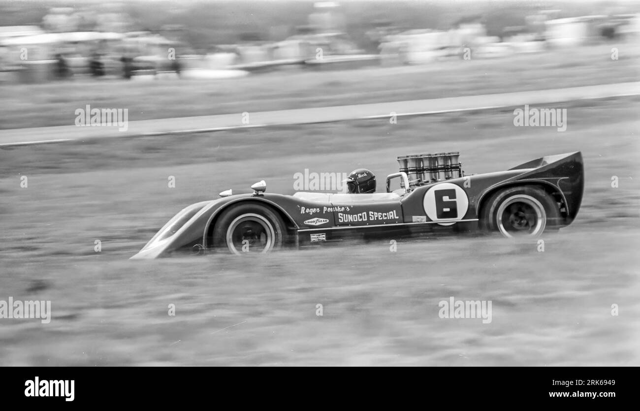 Mark Donohue dans la Roger Penske Sunoco Special McLaren M6A/1 à la 7e ronde de l'USRRC de Watkins Glen 1968, a commencé 1e, a terminé 1e. Banque D'Images