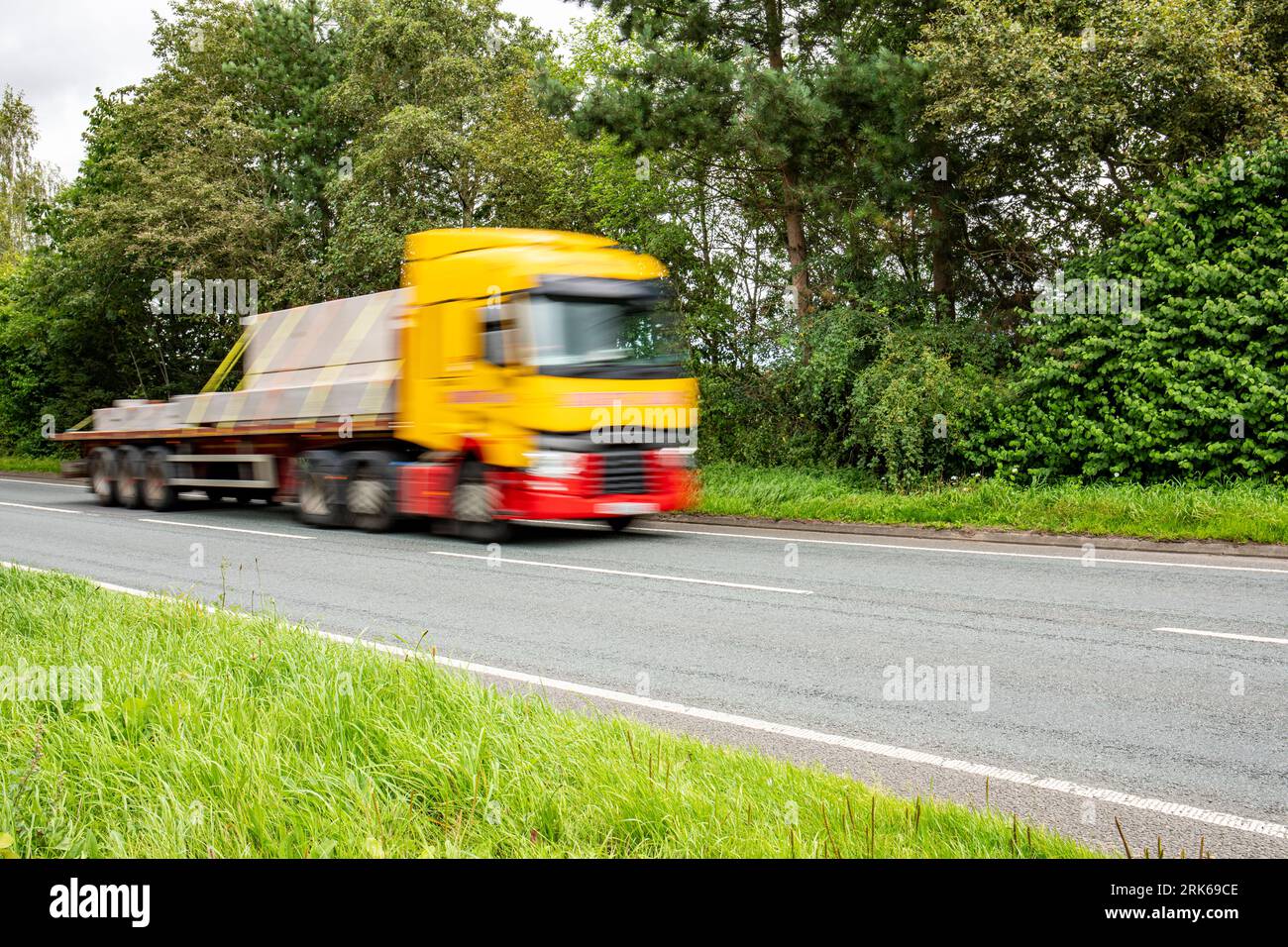 Camion à vitesse élevée sur l'autoroute UK Banque D'Images