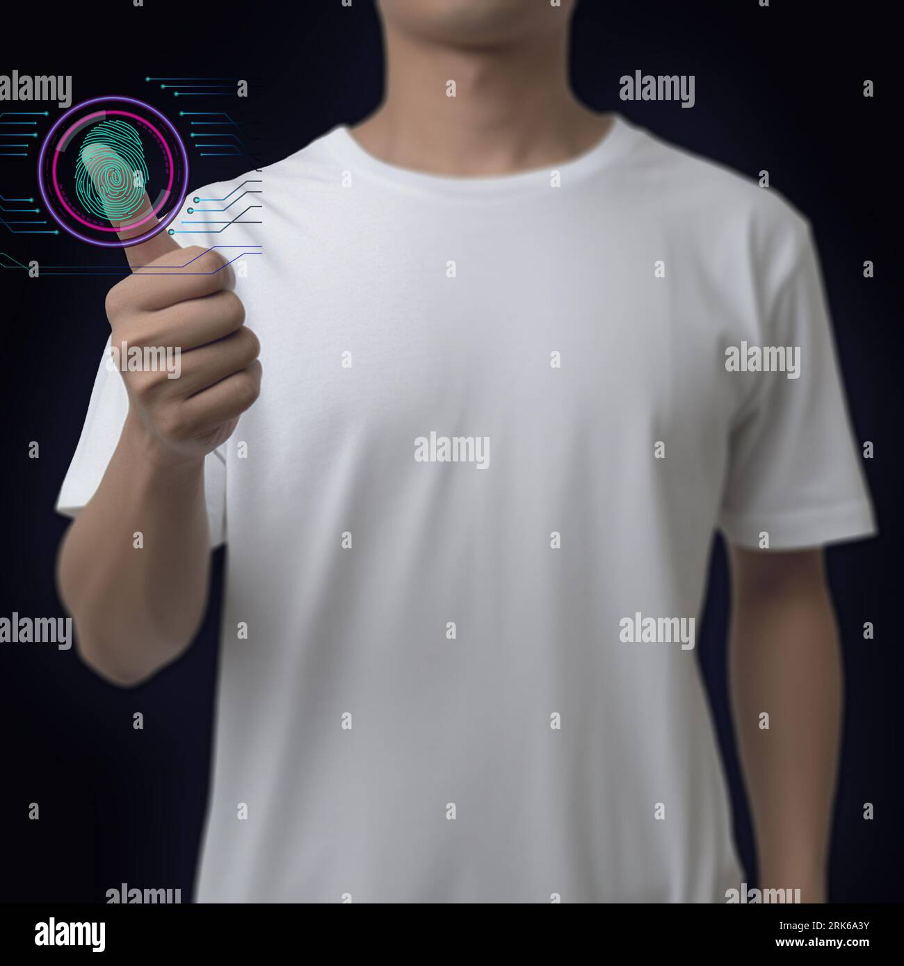 L'homme utilise les pouces pour scanner l'authentification biométrique des empreintes digitales, la cybersécurité. Banque D'Images