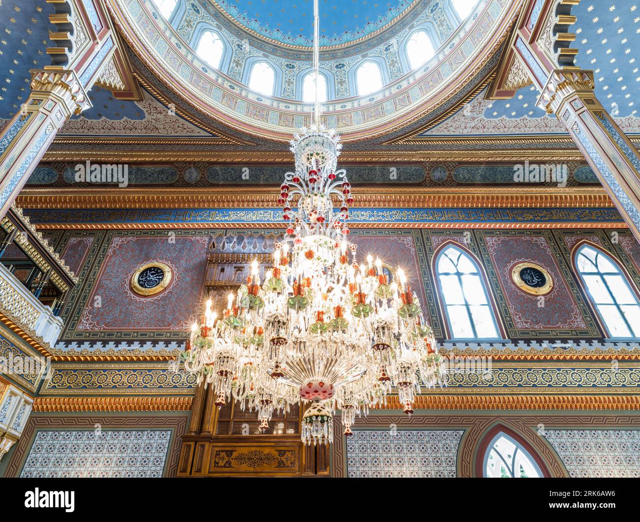 Fond carrelé dans la mosquée. Dôme de la mosquée, ornements orientaux. images de l'architecture islamique interior.interior architecture Banque D'Images