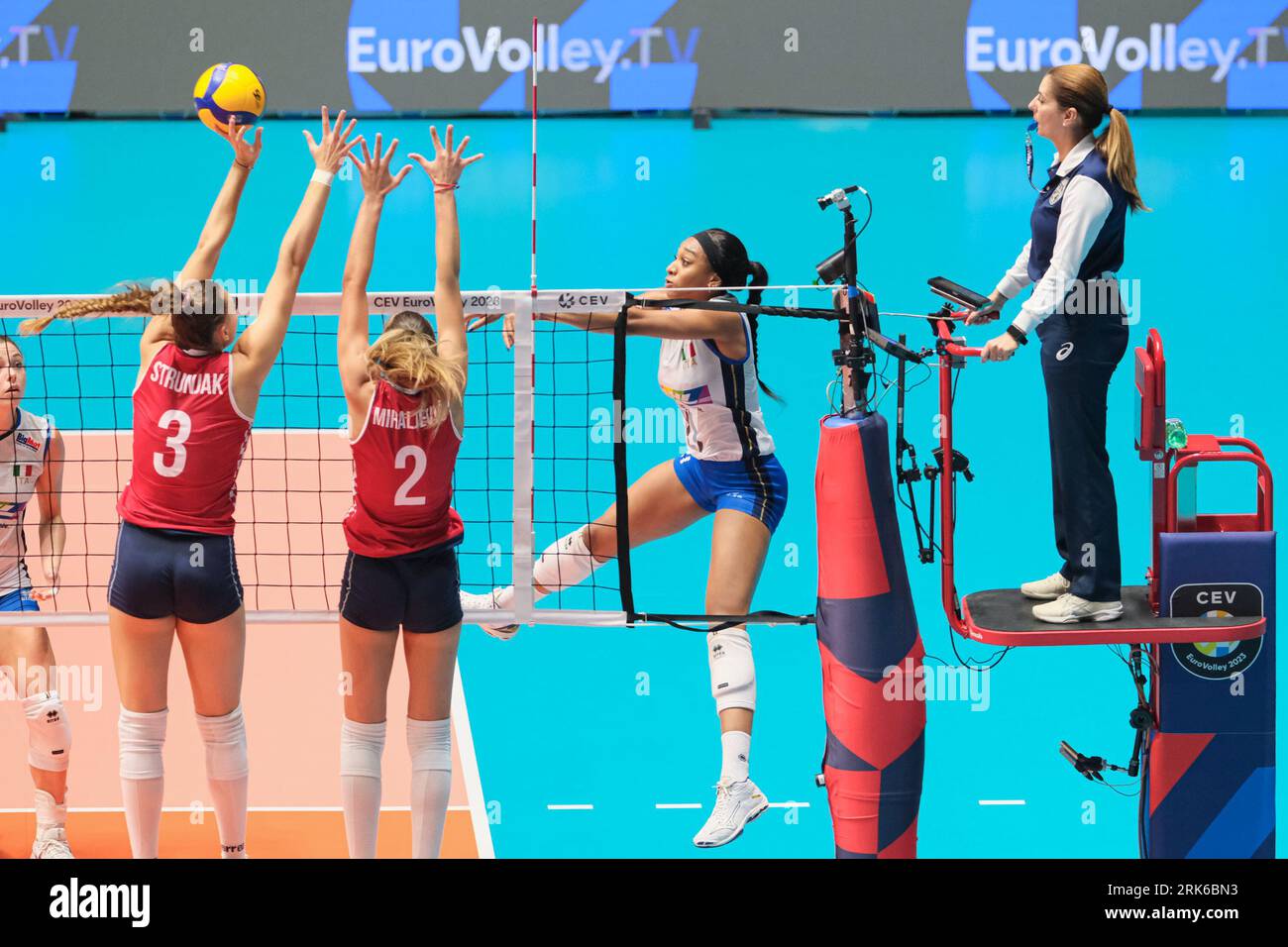 Turin, Italie. 23 août 2023. EMA Strunjak (G), Mika Grbavica (C) de Croatie et Loveth Oghosasere Omoruyi (D) d'Italie en action lors de la dernière journée 8 de l'Eurovolley CEV féminin 2023 entre l'Italie et la Croatie à Turin. L'équipe d'Italie bat la Croatie avec un score de 3- crédit : SOPA Images Limited/Alamy Live News Banque D'Images