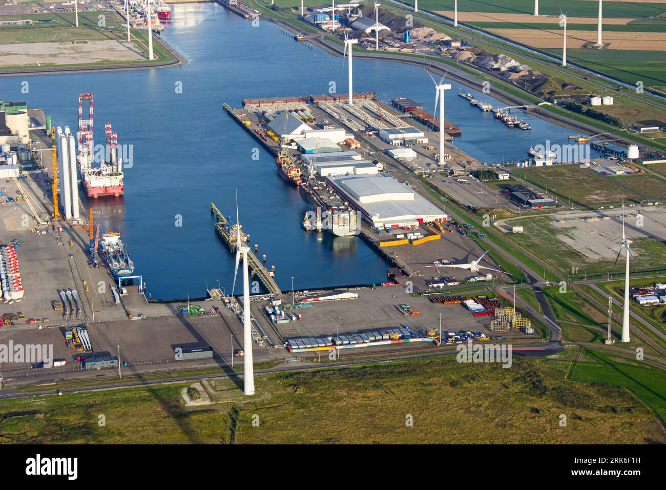 Eemshaven, pays-Bas - août 16 2023 : le navire brûlé Fremantle Highway accoste à Eemshaven pour le processus de récupération Banque D'Images