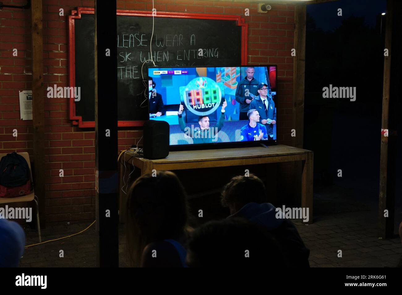 Les gens qui regardent le match de football Angleterre V italie à la télévision dans un pub local Banque D'Images