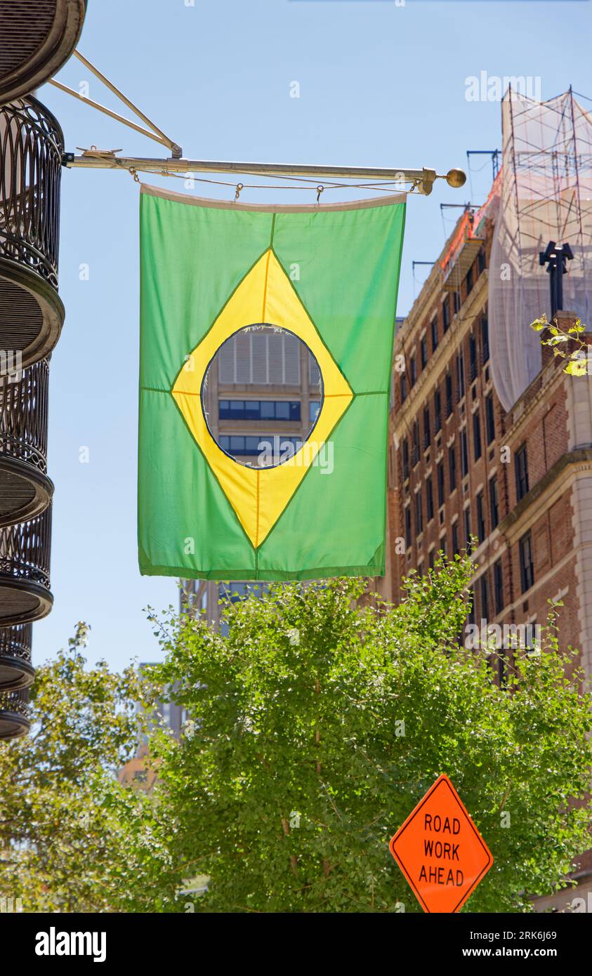 Quartier historique de UES : un drapeau brésilien modifié flotte à l'extérieur du bâtiment Art at Americas Society, à l'origine Percy et Maud H. Pyne House. Banque D'Images