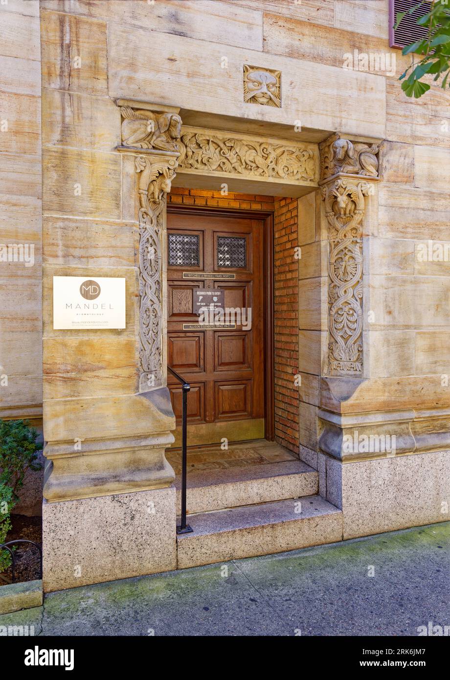 Quartier historique de UES : 116 East 68th Street est la moitié nord de Millan House, une paire de maisons d'appartements avec cour paysagée commune. Banque D'Images