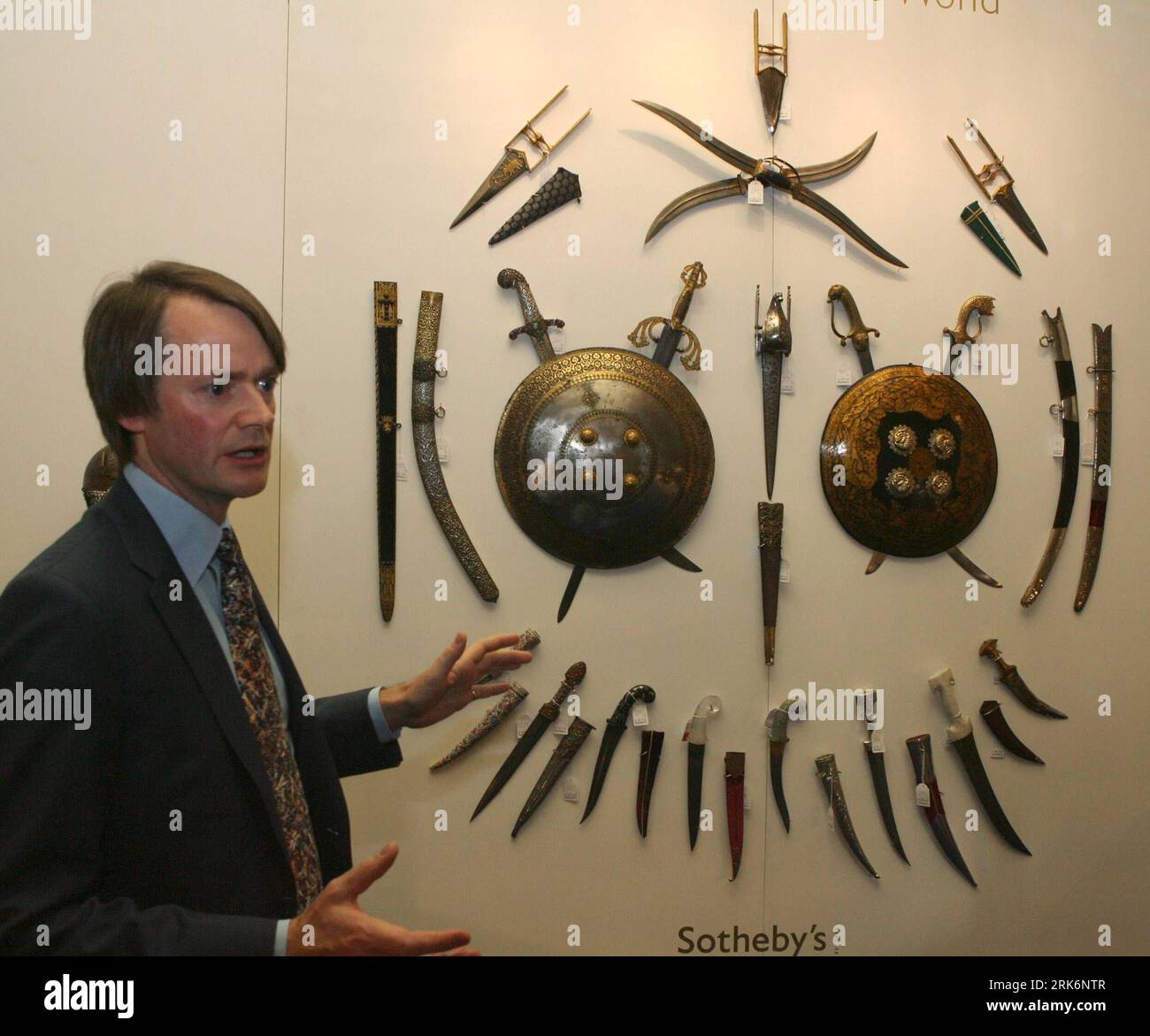 Bildnummer : 53855280 Datum : 14.03.2010 Copyright : imago/Xinhua (100314) -- DOHA, 14 mars 2010 (Xinhua) -- Edward Gibbs de Sotheby explique les traits saillants des armes anciennes exposées à Doha, capitale du Qatar, le 14 mars 2010. Les expositions présentées dimanche faisaient partie des points forts de la prochaine vente aux enchères semestrielle londonienne de l'Art du monde islamique de Sotheby s qui aura lieu à Londres le 14 avril. (Xinhua/Maneesh Bakshi) (1)QATAR-SOTHEBY-EXHIBITION PUBLICATIONxNOTxINxCHN Gesellschaft kbdig xmk 2010 quadrat premiumd xint o0 Islam religion Bildnummer 53855280 Date 1 Banque D'Images