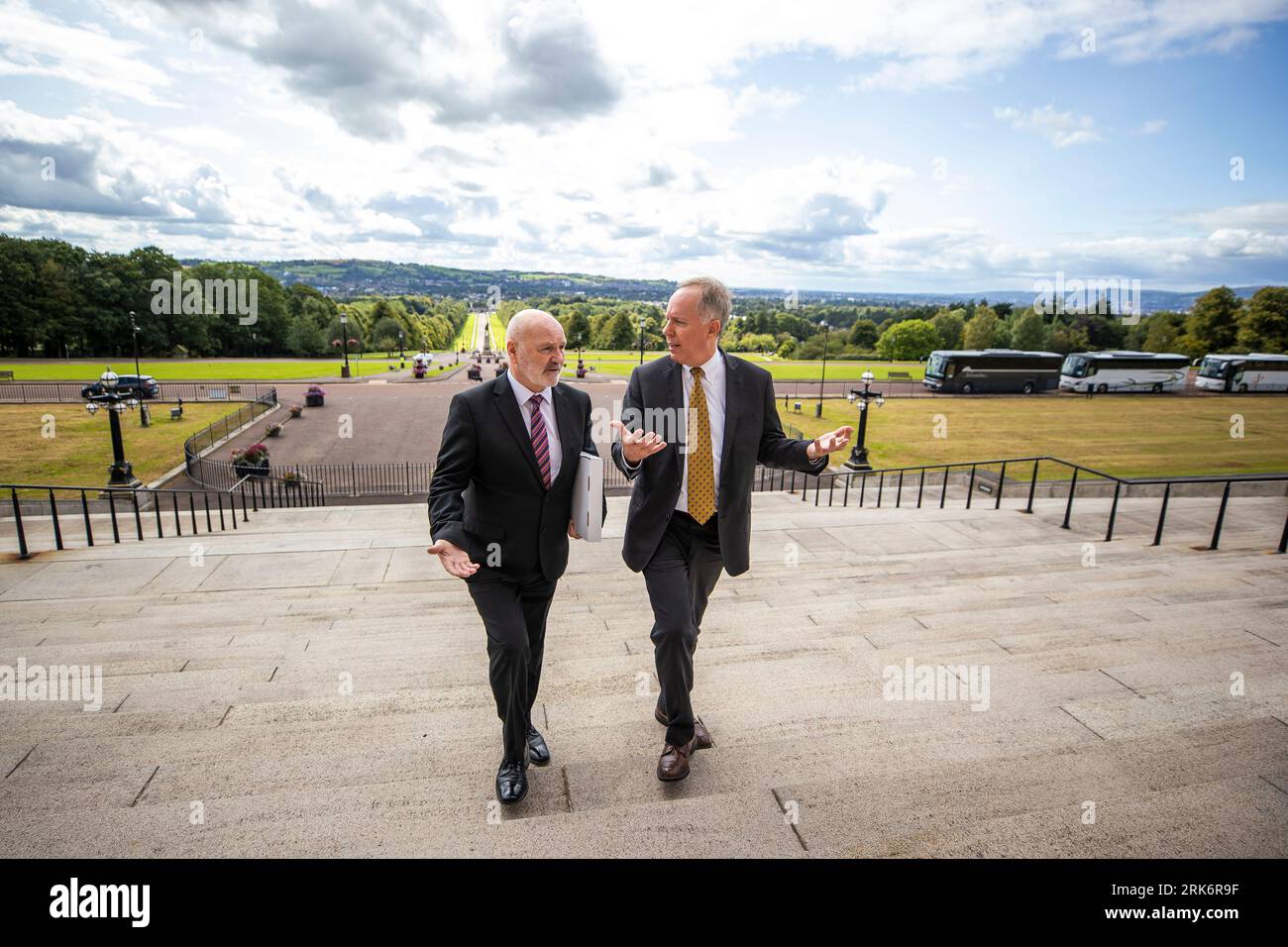 Alex Maskey, président de l'Assemblée d'Irlande du Nord (à gauche), avec Robin vos, président de la Conférence nationale des législateurs d'État, sur la marche des bâtiments du Parlement à Stormont, Belfast, lors d'une visite du Caucus des législateurs d'État irlandais américain. Banque D'Images