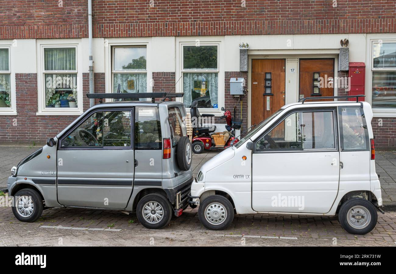 Amsterdam, pays-Bas, 24.08.2023, véhicules néerlandais à deux places Canta LX, classé comme aide à la mobilité, garés dans la rue Banque D'Images