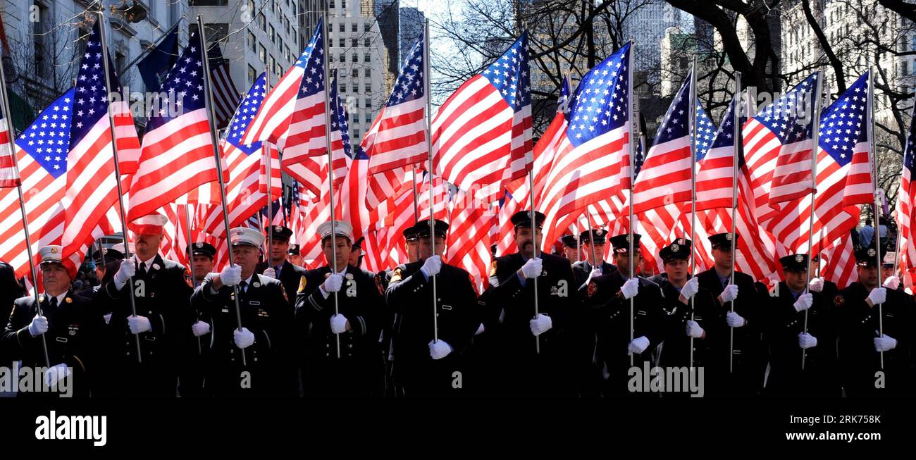 Bildnummer : 53863802 Datum : 17.03.2010 Copyright : imago/Xinhua la phalange des pompiers de F.D.N.Y. mars dans le St. Patrick s Day Parade sur la Cinquième Avenue à Manhattan à New York, États-Unis, le 17 mars 2010. (Xinhua/Shen Hong) (zw) (12)U.S.-NEW YORK-ST. PATRICK S DAY-PARADE PUBLICATIONxNOTxINxCHN Gesellschaft New York traditionnelle Feste St Patricks Day kbdig xcb 2010 quer Bildnummer 53863802 Date 17 03 2010 Copyright Imago XINHUA la phalange des pompiers de F D n y March dans la St Patrick S Day Parade SUR la Cinquième Avenue à Manhattan de New York États-Unis Mars 17 2010 XI Banque D'Images