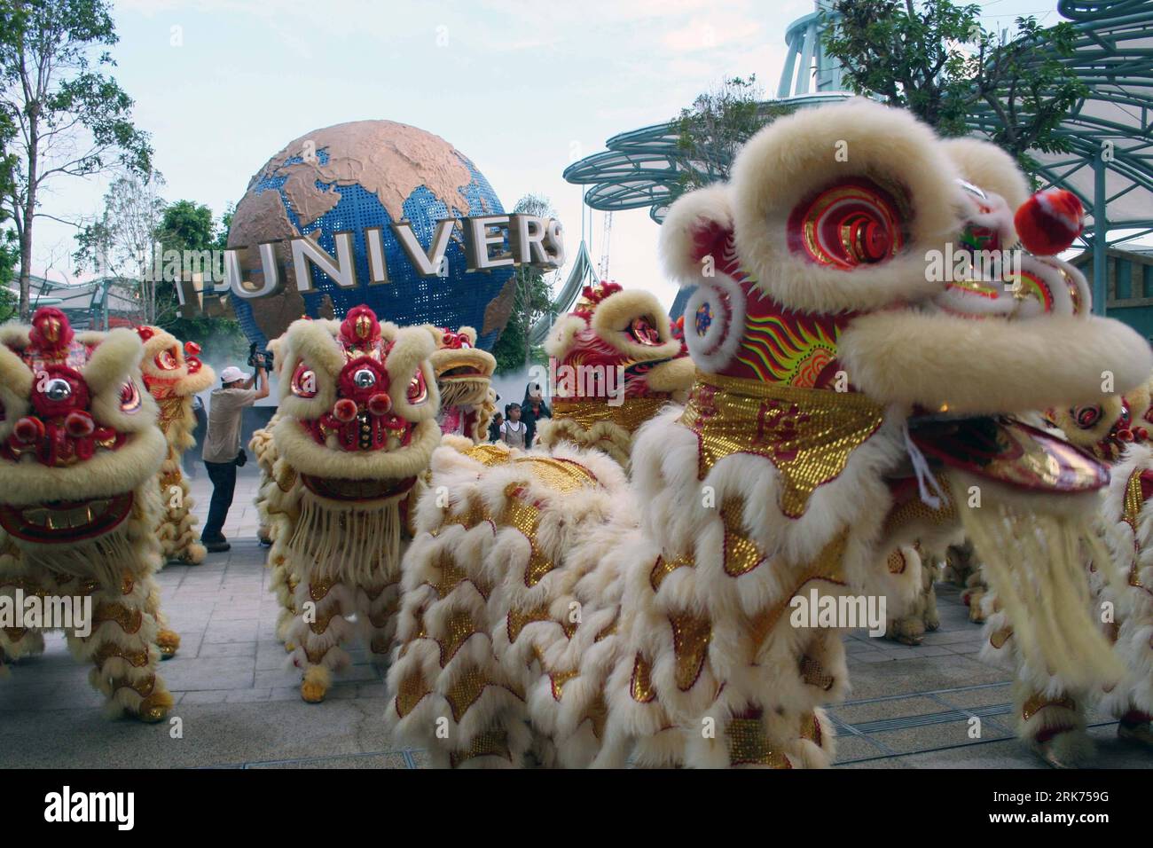 Des danseurs de dragon se produisent lors de la cérémonie d'ouverture du Resorts World Sentosa, le premier parc à thème Universal Studios en Asie du Sud-est, à Singapour, le 18 mars 2010. Le parc à thème fait partie du complexe de casinos Resorts World Sentosa, d'une valeur de 4,4 milliards de dollars américains. (Xinhua/Gao Chuan) (ypf) (1)SINGAPORE-SENTOSA-THEME PARK-OPEN PUBLICATIONxNOTxINxCHN Dragon Dancers se produisent lors de la cérémonie d'ouverture de Resorts World Sentosa South East Asia S First Universal Studios Movie Theme Park à Singapour Mars 18 2010 le parc à thème FAIT partie de 4 4 milliards de dollars US Resorts World Sentosa Casino Complex XIN Banque D'Images