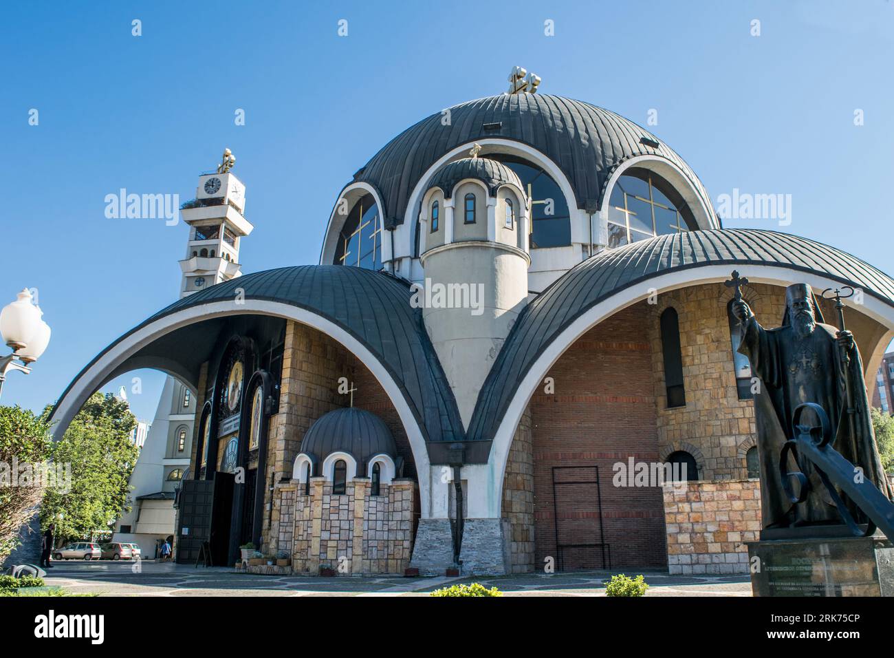 Église de St. Clément d'Ohrid, dans la ville de Skopje, Maceodnia. Construit dans un style moderne, utilisé par l'église orthodoxe macédonienne, avec Statue de Dosithée II Banque D'Images