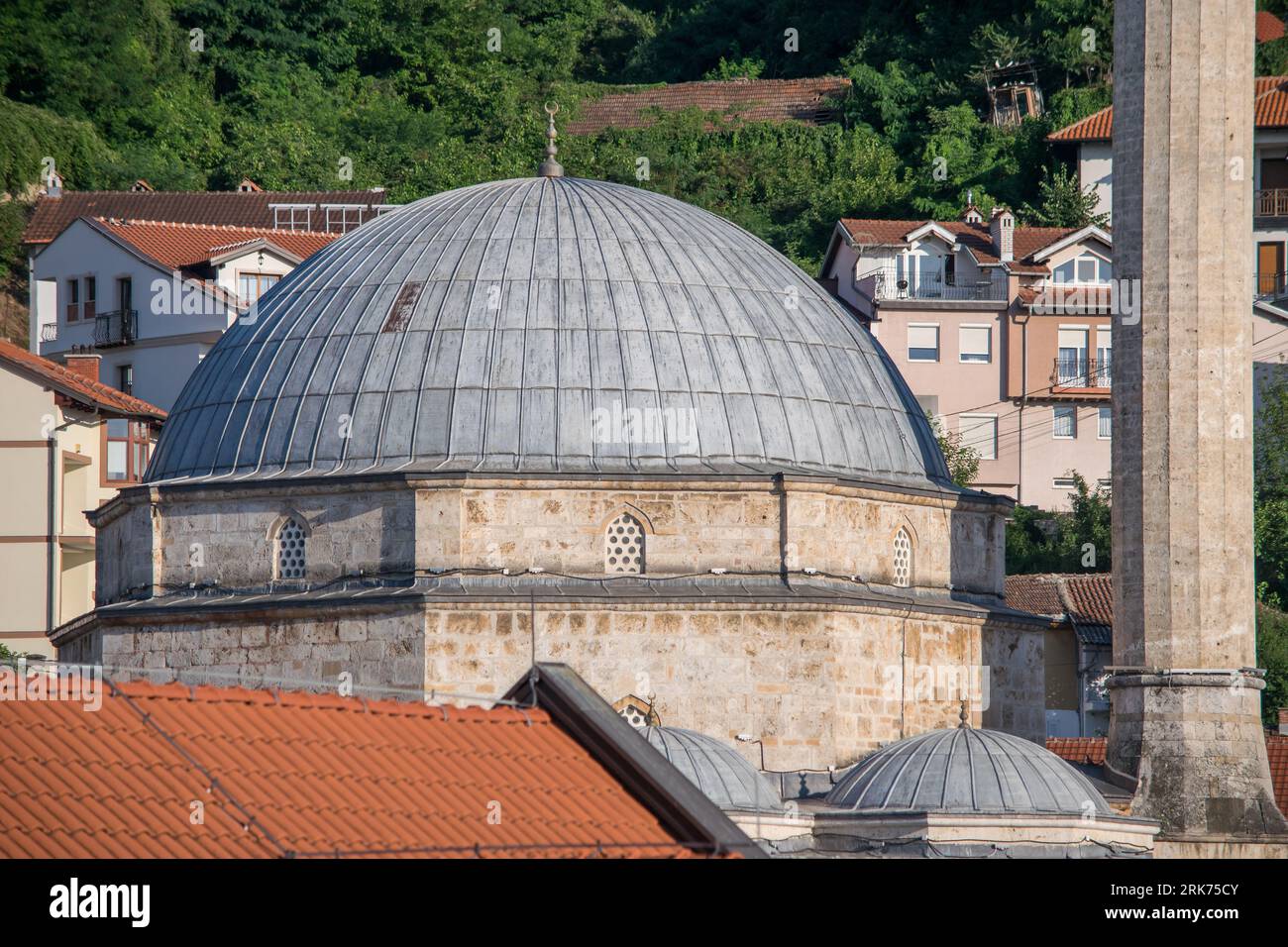 Caractéristiques de la mosquée Sinan Pacha, décorée avec un grand dôme et un grand minaret. La principale mosquée musulmane de la ville de Prizren, Kosovo, ex-Yougoslavie Banque D'Images