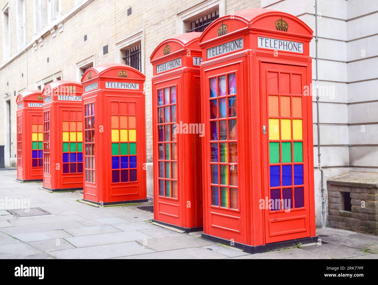 Londres, Angleterre, Royaume-Uni. 24 août 2023. Cabines téléphoniques non fonctionnelles à Covent Garden. BT a mis 1000 cabines téléphoniques rouges à disposition pour ''adoption'' dans tout le Royaume-Uni pour seulement Â £ 1 chacune avant le 100e anniversaire. L'incarnation originale de l'emblématique kiosque rouge, le K2, a été conçu par l'architecte Sir Giles Gilbert Scott en 1924, et comme l'utilisation des téléphones publics a chuté au fil des ans, BT a offert la possibilité de réaffecter les kiosques à diverses organisations, communautés et individus. (Image de crédit : © Vuk Valcic/ZUMA Press Wire) USAGE ÉDITORIAL SEULEMENT! Non destiné à UN USAGE commercial ! Banque D'Images