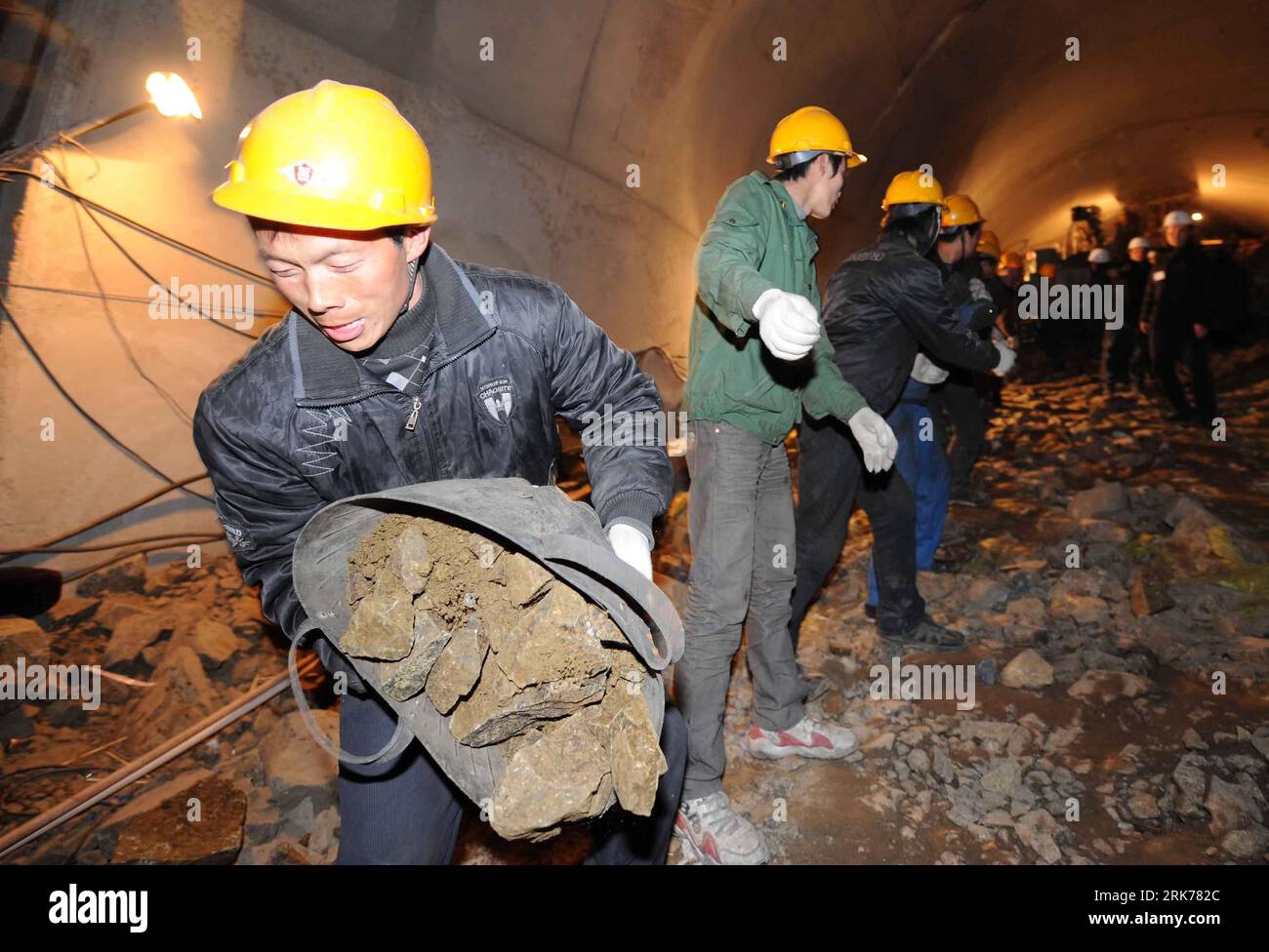 Bildnummer : 53880342 Datum : 22.03.2010 Copyright : imago/Xinhua (100323) -- ZHUOZI, 23 mars 2010 (Xinhua) -- des secouristes travaillent dans un tunnel ferroviaire effondré dans le comté de Zhuozi de la ville d'Ulanqab, région autonome de Mongolie intérieure du nord de la Chine, 22 mars 2010. Le tunnel, qui fait partie d'une voie ferrée en construction pour relier Ulanqab et Baotou City, s'est effondré et a piégé 10 travailleurs à 2:35 heures vendredi. Le sauvetage des 10 travailleurs s’est poursuivi lundi. (Xinhua/Zhang Ling) (yc) (FOCUS)(4)CHINE-MONGOLIE-INTÉRIEUR-TUNNEL EFFONDREMENT-SAUVETAGE (CN) PUBLICATIONxNOTxINxCHN Gesellschaft China tunnel Eisenbahntunnel E Banque D'Images