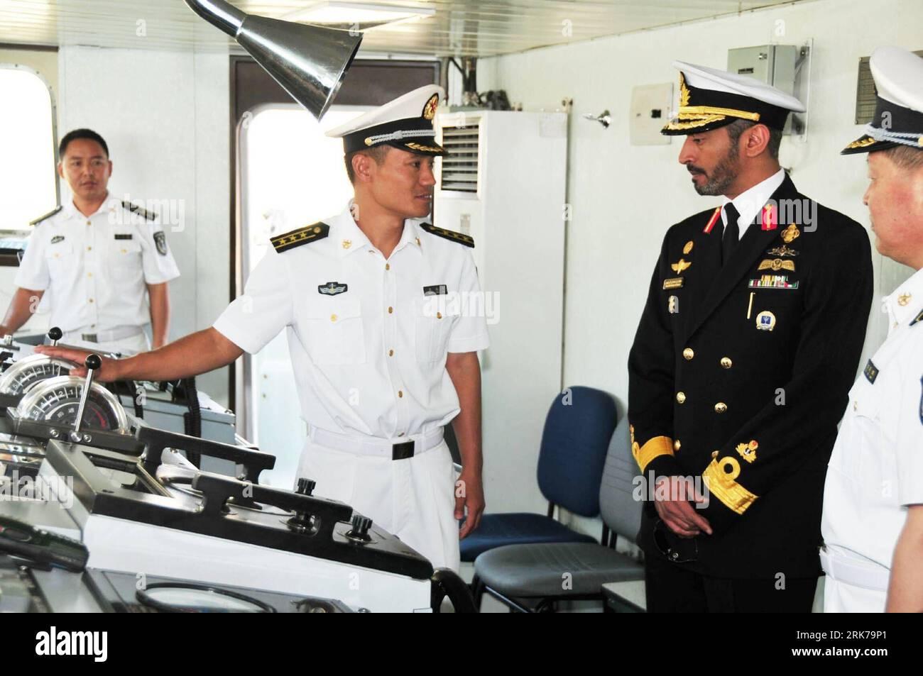 Bildnummer : 53890695 Datum : 24.03.2010 Copyright : imago/Xinhua (100325) -- ABU DHABI, 25 mars 2010 (Xinhua) -- Wang Yongping (2e L), commandant de la frégate Maanshan de la marine chinoise, fait une introduction au contre-amiral Sheikh Saeed bin Hamdan Al Nahyan (2e R) de la marine des Émirats arabes Unis, le 24 mars 2010 à Abu Dhabi, capitale des Émirats arabes Unis. À l'issue de la mission d'escorte dans le golfe d'Aden visant à protéger les navires commerciaux dans les eaux somaliennes harcelées par les pirates, la frégate Maanshan et le navire d'approvisionnement complet Qiandaohu, qui font partie du quatrième groupe opérationnel d'escorte de la marine chinoise, sont arrivés au point i. Banque D'Images