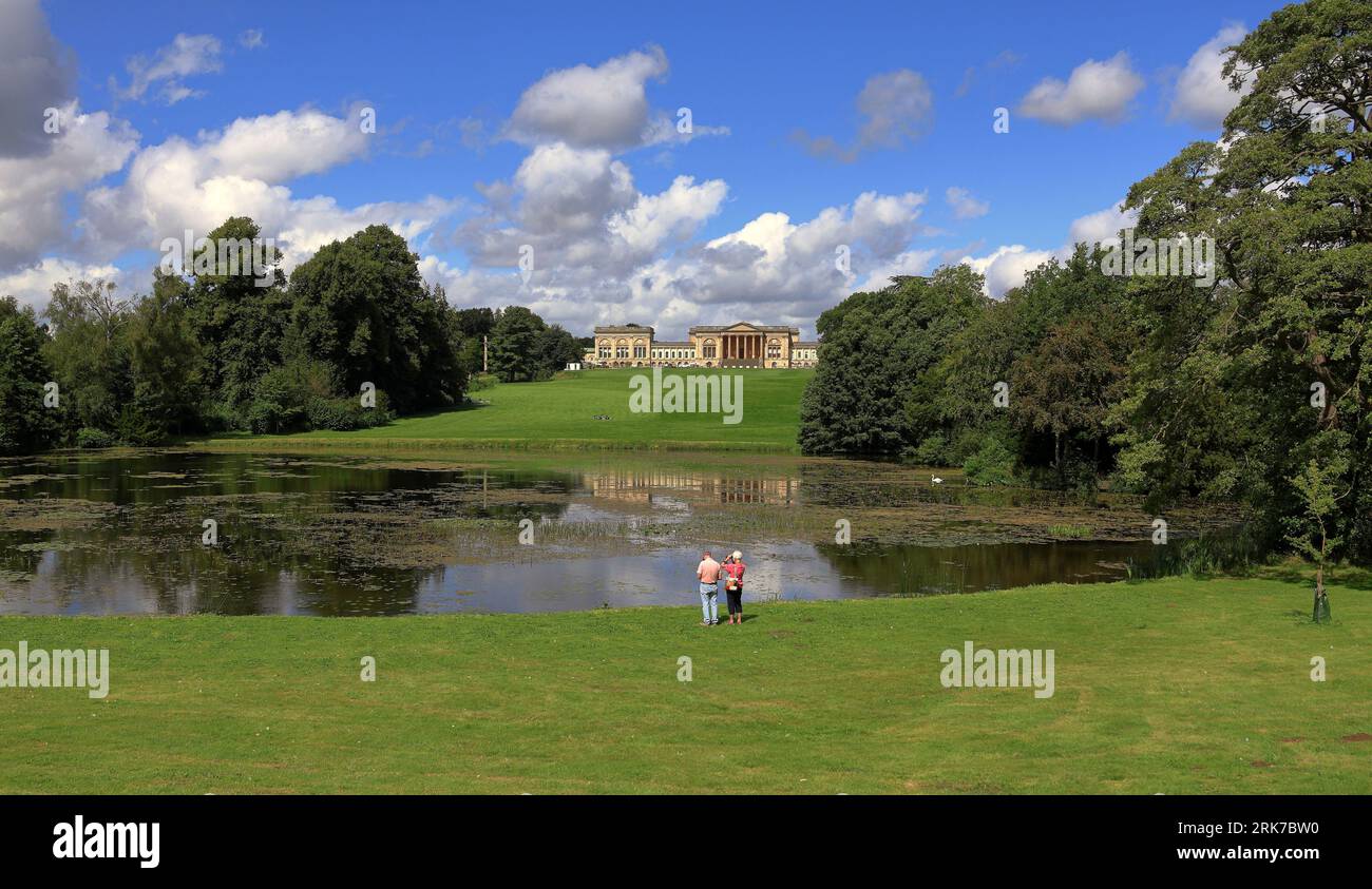 Stowe Landscape Gardens dans le Buckinghamshire du Nord, Angleterre avec l'école Stowe House sur la colline Banque D'Images