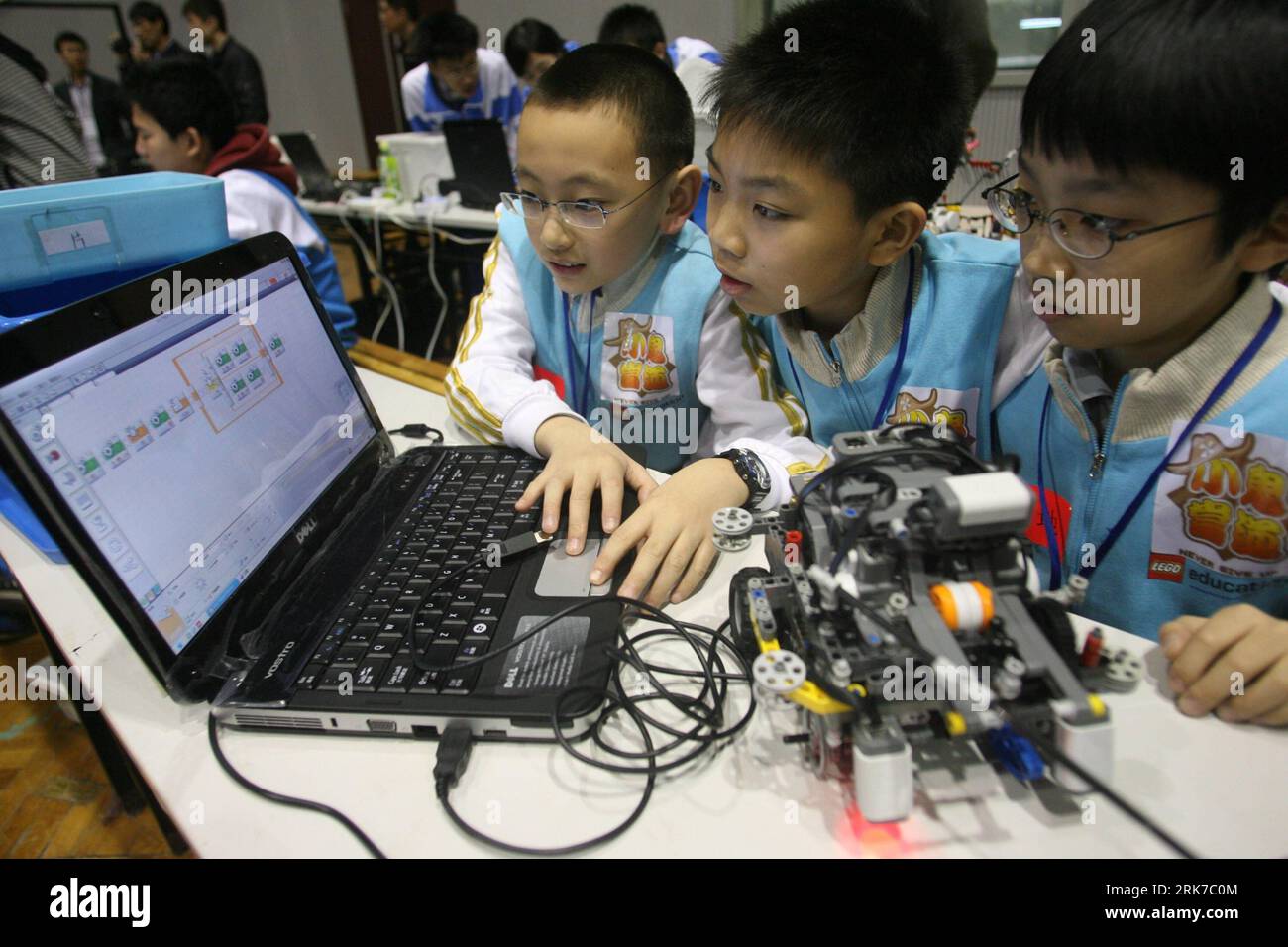 Bildnummer : 53896543 Datum : 27.03.2010 Copyright : imago/Xinhua (100328) -- JINAN, 28 mars 2010 (Xinhua) -- trois petits concurrents avec la délégation de Pékin ont saisi le programme informatique pour le fonctionnement de leur robot, pendant le China Open Match de la coupe du monde de robots FLL 2010, qui porte le thème du transport intelligent et attire plus de 1 000 participants répartis en 80 équipes de 18 provinces et villes de Chine continentale et de Hong Kong pour participer à Jinan, province du Shandong, dans l est de la Chine, le 27 mars 2010. (Xinhua/LV Chuanquan) (px) (2)CHINA-JINAN-FLL 2010 ROBOT WORLD CHAMPIONSHIP-CHINA Banque D'Images