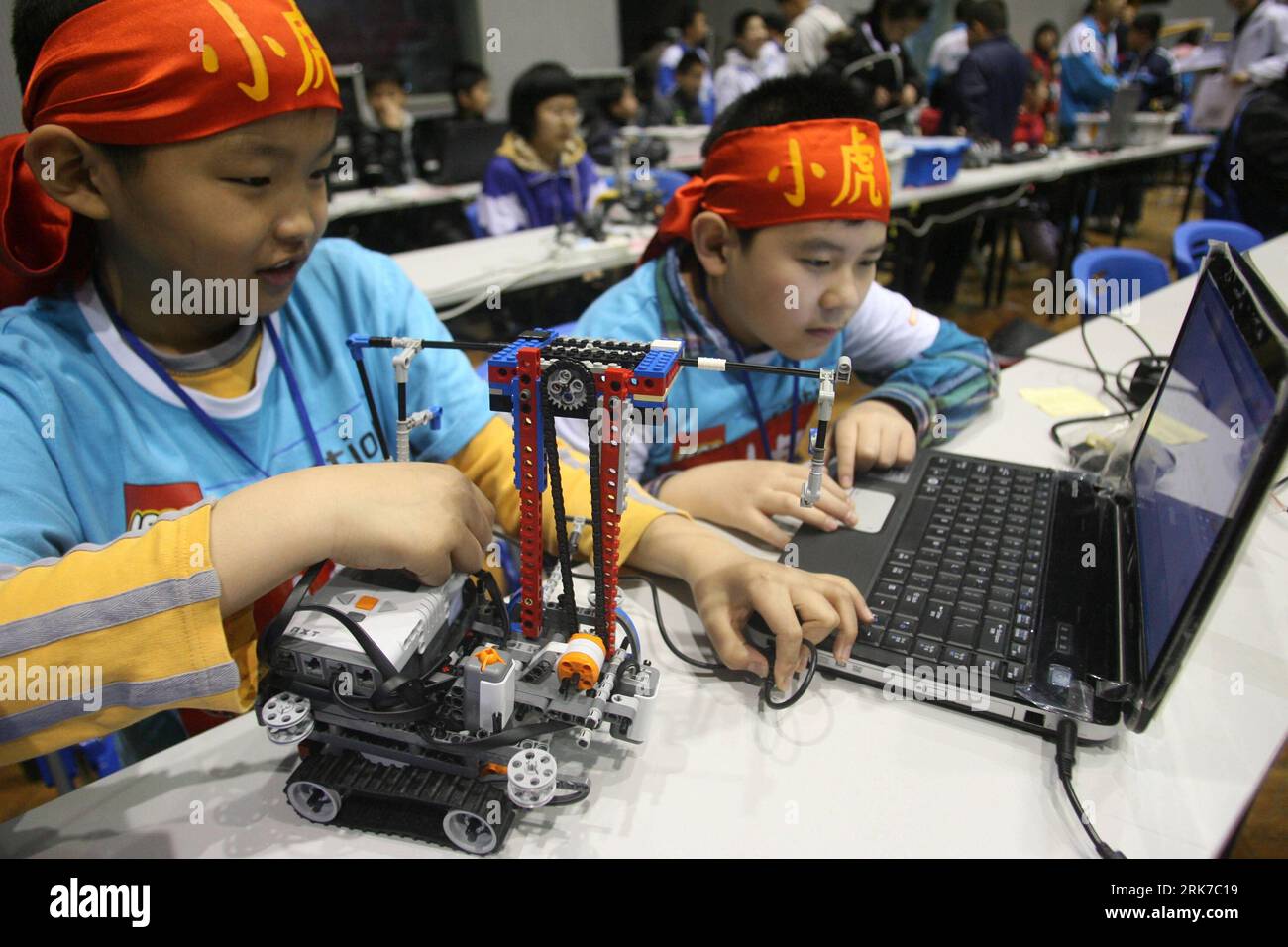 Bildnummer : 53896542 Datum : 27.03.2010 Copyright : imago/Xinhua (100328) -- JINAN, 28 mars 2010 (Xinhua) -- deux petits concurrents de la délégation de Pékin ont saisi le programme informatique pour le fonctionnement de leur robot, lors du China Open Match de la coupe du monde de robots FLL 2010, qui porte le thème du transport intelligent et attire plus de 1 000 participants répartis en 80 équipes de 18 provinces et villes de Chine continentale et de Hong Kong pour participer à Jinan, province du Shandong, dans l est de la Chine, le 27 mars 2010. (Xinhua/LV Chuanquan) (px) (1)CHINA-JINAN-FLL 2010 ROBOT WORLD CHAMPIONSHIP-CHINA OP Banque D'Images