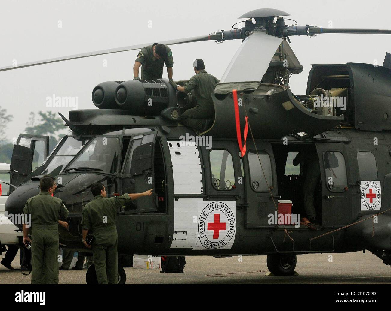 Bildnummer : 53899866 Datum : 28.03.2010 Copyright : imago/Xinhua (100328) -- BOGOTA, 28 mars 2010 (Xinhua) -- des soldats brésiliens examinent un hélicoptère militaire arborant le logo de la Croix-Rouge à l'aéroport de Villavicencio, dans l'est de la Colombie, le 28 mars 2010, une mission dirigée par la Croix-Rouge s est envolée dimanche dans les jungles du sud de la Colombie pour récupérer le soldat Josue Calvo, 23 ans malade, un soldat otage que les FARC, ou Forces armées révolutionnaires de Colombie, prévoyaient de libérer. Calvo est captive depuis un an. (Xinhua/Gerez) (gxr) (5)COLOMBIA-VILLAVICENCIO-REBELS-HOSTAGE-FREE pu Banque D'Images