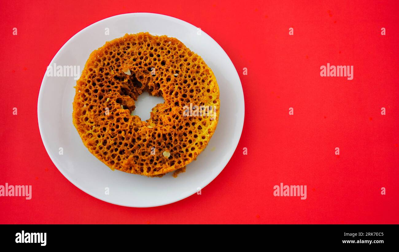 Le plat sucré croquant indien Rajasthani appelé Ghevar ou Ghewar est fait avec de la farine raffinée, du sucre et du ghee. Généralement préparé dans la saison des fêtes de Banque D'Images