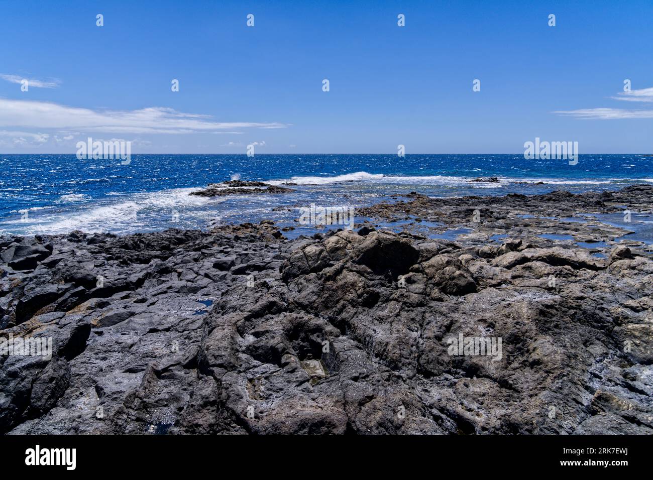 Une vue panoramique sur une plage rocheuse contre les vagues de la mer Banque D'Images