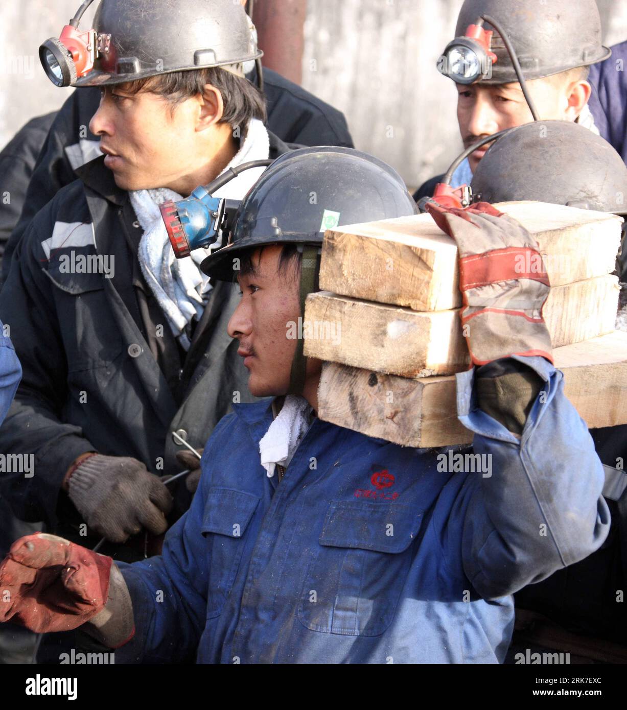 Bildnummer : 53910622 Datum : 01.04.2010 Copyright : imago/Xinhua (100401) -- XIANGNING (SHANXI), 1 avril 2010 (Xinhua) -- les sauveteurs se préparent à descendre au puits sur le site où les inondations se sont produites à la mine de charbon de Wangjialing, qui chevauche le comté de Xiangning, dans la ville de Linfen, et la ville de Hejin, dans la ville de Yuncheng, dans la province du Shanxi, au nord de la Chine, le 1 avril 2010. Certains des 153 travailleurs piégés dans la mine de charbon inondée ici sont peut-être encore en vie, ont déclaré les sauveteurs mercredi, plus de 72 heures après l'accident. (Xinhua/Gao Xueyu) (zl) (2)CHINA-SHANXI-WANGJIALING HOUILLE MINE-FLOWING (CN) PUBLICATIONxNOTxI Banque D'Images