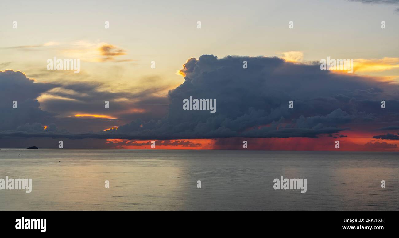 Cumulonimbus à l'aube avec ciel rougeâtre Banque D'Images
