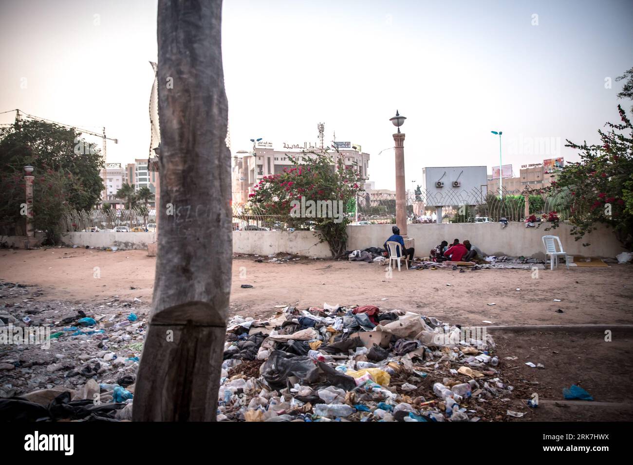 Des centaines de soudanais, qui ont fui la guerre chez eux, vivent dans un parc du centre de Sfax, une ville portuaire située à environ 80 km de Lampedusa. La Tunisie est devenue le premier pays de départ pour les personnes qui tentent de rejoindre l’Europe en traversant la mer Méditerranée sur la route migratoire dite de la Méditerranée centrale, que l’ONU a qualifiée de la plus meurtrière au monde. Banque D'Images