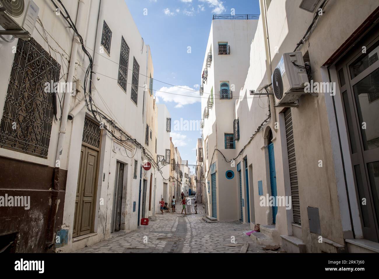 La médina de la ville portuaire tunisienne de Sfax, devenue un haut lieu de migration vers l’Europe. La Tunisie est devenue le premier pays de départ pour les personnes qui tentent de rejoindre l’Europe en traversant la mer Méditerranée sur la route migratoire dite de la Méditerranée centrale, que l’ONU a qualifiée de la plus meurtrière au monde. Banque D'Images